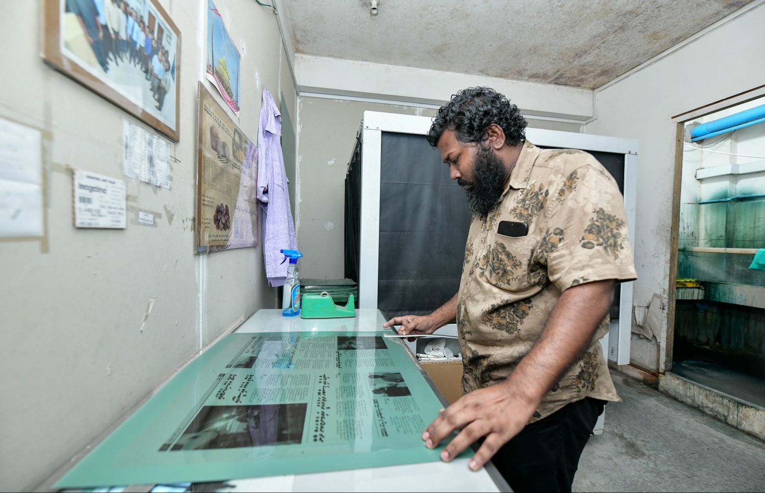 "މިހާރު" ނޫހުގެ މިއަދުގެ އަދަދު ޗާޕްކުރުމުގައި މުވައްޒަފަކު ހަރަކާތްތެރިވަނީ: މިއީ ރާއްޖޭގައި ނެރޭ ހަމައެކަނި ދުވަހު ނޫސް.---ފޮޓޯ: ނިޝާން އަލީ| މިހާރު