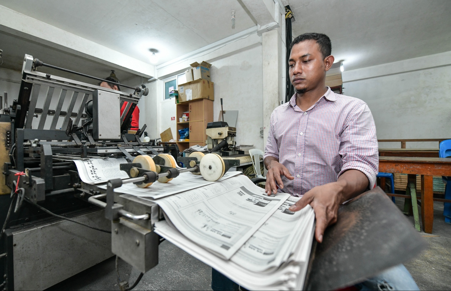 "މިހާރު" ނޫހުގެ މިއަދުގެ އަދަދު ޗާޕްކުރުމުގައި މުވައްޒަފަކު ހަރަކާތްތެރިވަނީ: "މިހާރު" އަކީ ރާއްޖޭގައި ނެރޭ ހަމައެކަނި ޕްރިންޓް ނޫސް.---ފޮޓޯ: ނިޝާން އަލީ| މިހާރު