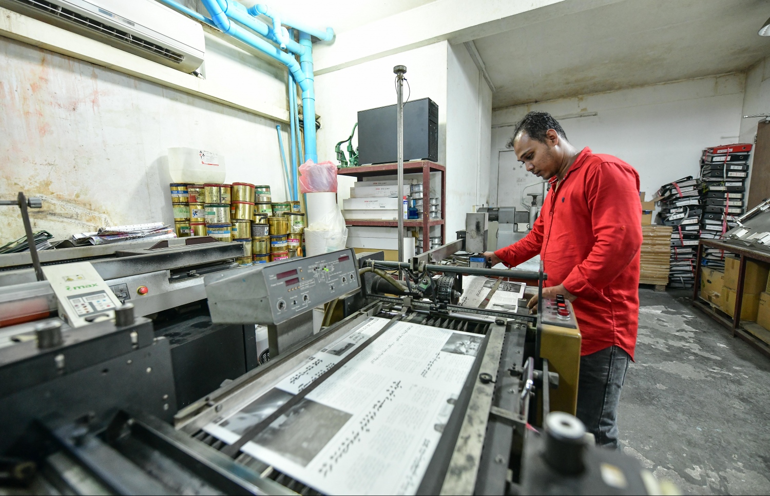 "މިހާރު" ނޫހުގެ މިއަދުގެ އަދަދު ޗާޕްކުރުމުގައި މުވައްޒަފަކު ހަރަކާތްތެރިވަނީ: "މިހާރު" އަކީ ރާއްޖޭގައި ނެރޭ ހަމައެކަނި ޕްރިންޓް ނޫސް.---ފޮޓޯ: ނިޝާން އަލީ| މިހާރު