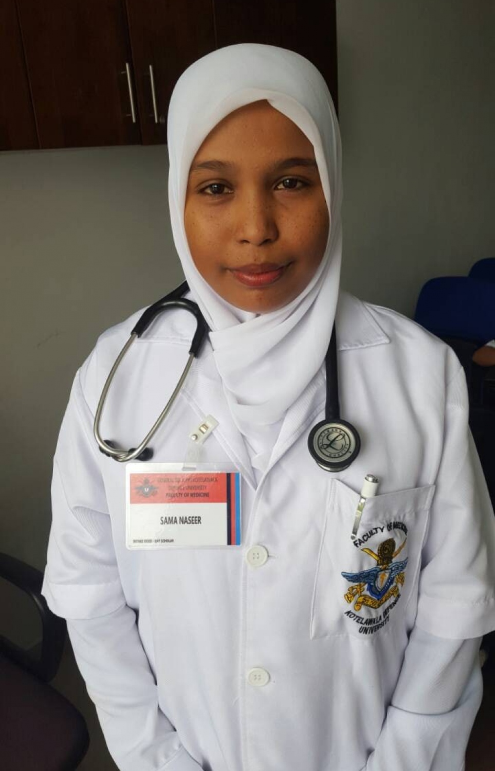 ސަމާ، ކޮލެޖު ޔުނީފޯމުގައި. ޑޮކްޓަރުކަން ކިޔެވީ މަހަކު އެއް ފަހަރު ލޭ އަޅަމުން.