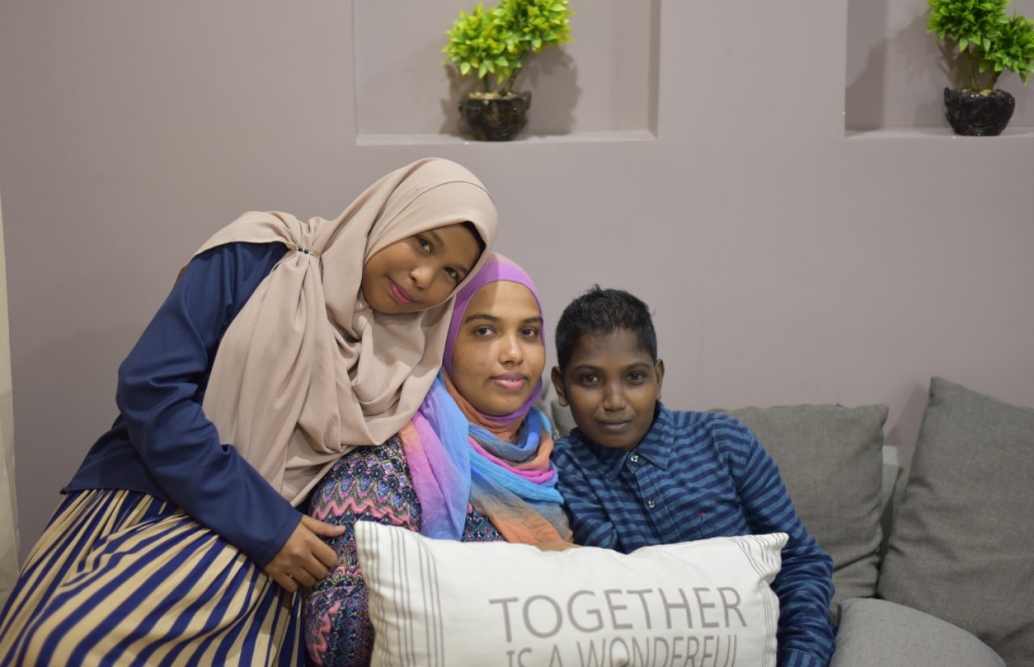 ސަމާ (ވ)، އަދުހަމް (ކ) އަދި ދެބެއިންގެ ދެދަރި އެހެން ދައްތައަކާ އެކު ފޮޓޯއަކަށް ހުއްޓިލައިގެން.