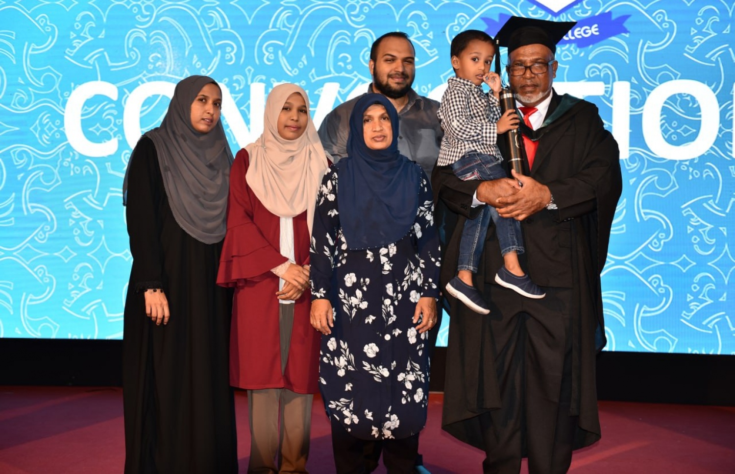 ސަމާ، އޭނާގެ މަންމަ އާއި ބައްޕައާ ދައްތަ އަދި ބޭބެއާއެކު، ބައްޕަގެ ގްރެޖުއޭޝަންގައި ހަފުލާގައި. އޭނާގެ އެންމެ ބޮޑު އިންސްޕިރޭޝަނަކީ މައިންބަފައިންނާއި ކާފަ ކަމަށް ބުނި.