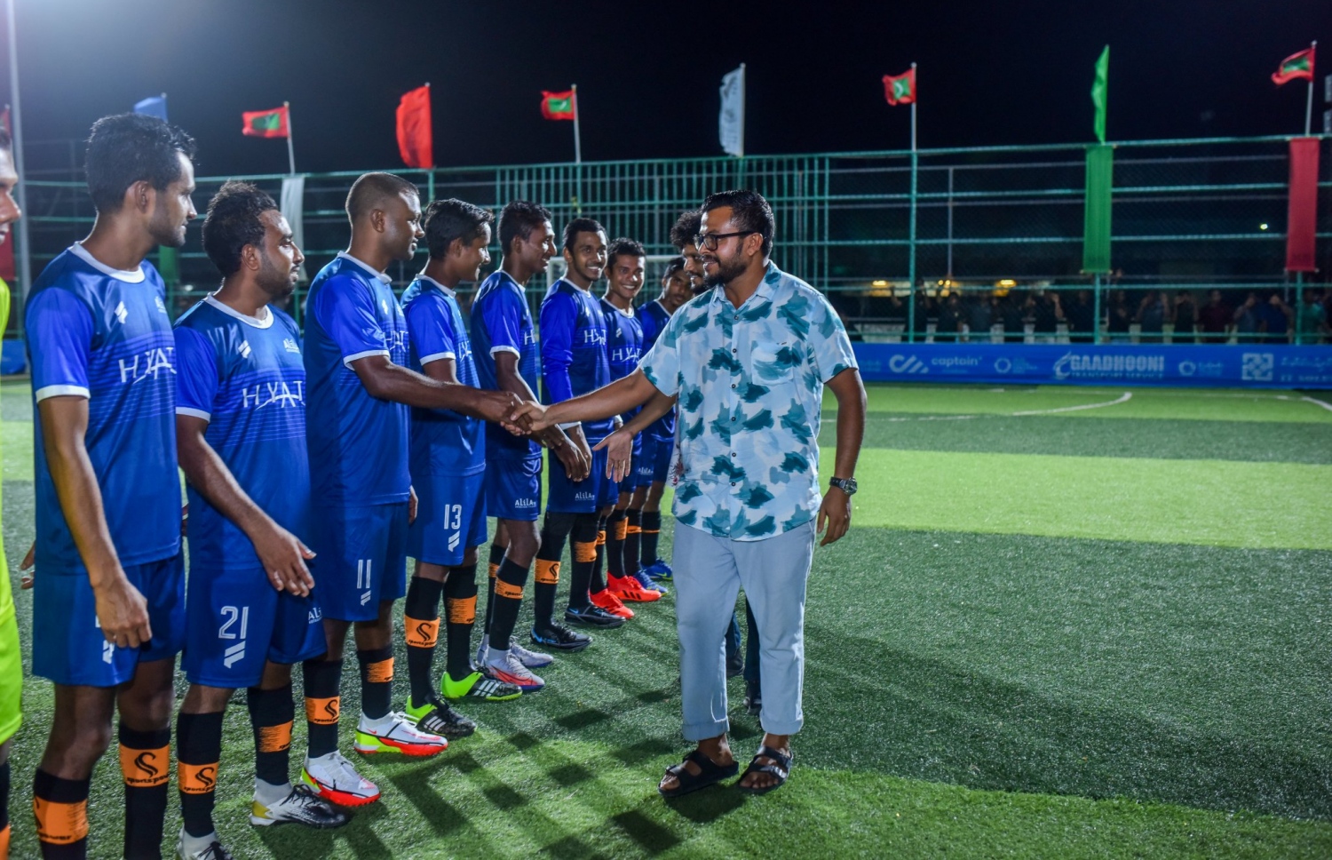 ރާބަދި ޗެލެންޖުގެ މެޗުގެ ކުޅުމެއް ފެށުމުގެ ކުރިން، ޓީމެއްގެ ކުޅުންތެރިންނާ ޝަރަފުވެރި މެހެމާން ސަލާމްކުރަނީ.-- ފޮޓޯ: ރާބަދި ޗެލެންޖު