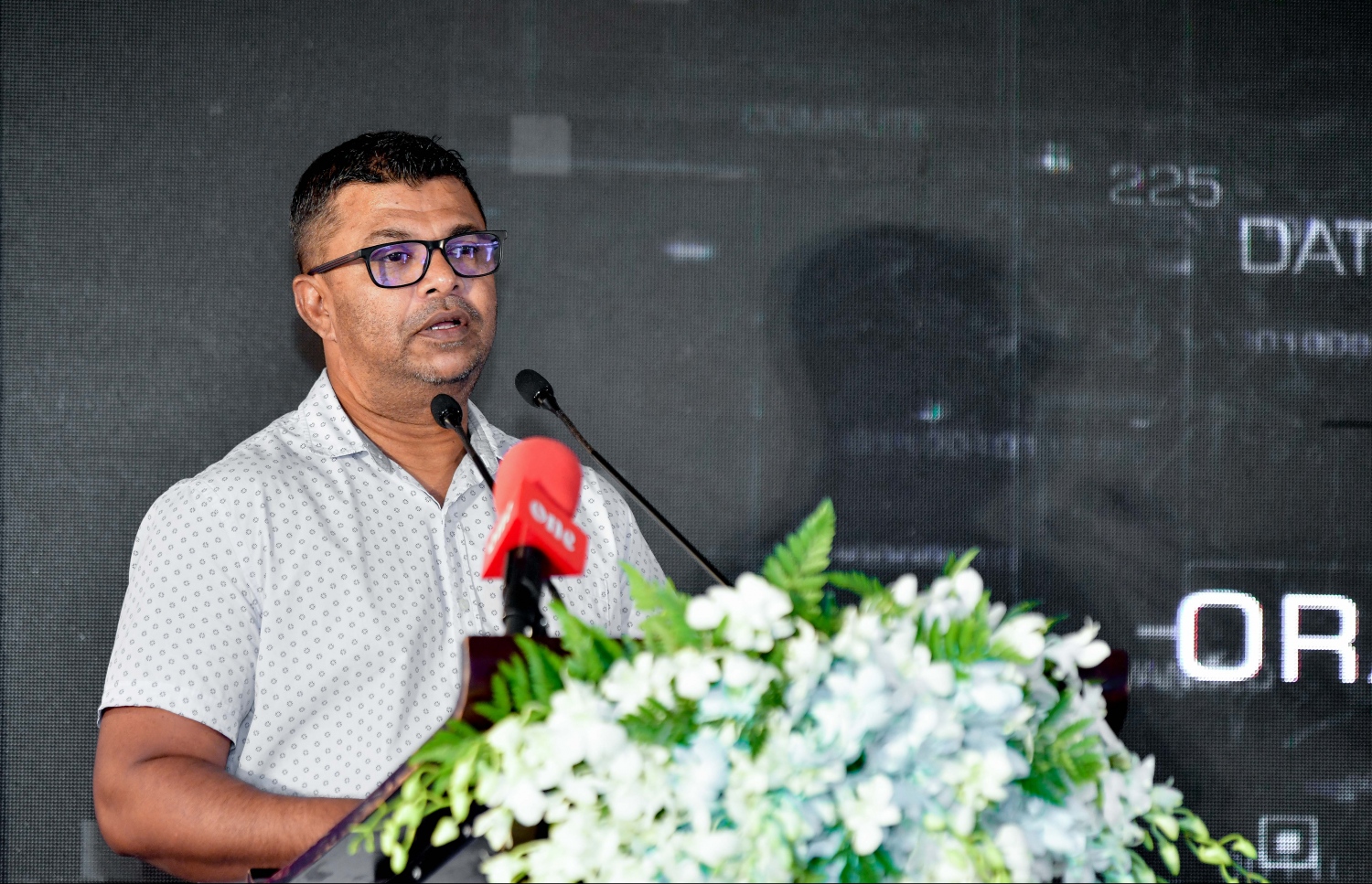 އެމްޕީއެލްގެ އެތެރޭގެ ޑިޖިޓަލައިޒްކޮށް ހިދުމަތްތައް ގޫގަލްގެ އޮރެކަލް އީއާރުޕީ ކްލައުޑް ސިސްޓަމުން ދޭ ގޮތަށް ބަދަލުކުރަން ބޭއްވި ރަސްމިއްޔާތުގައި އެ ކުންފުނީގެ ސީއީއޯ ޝާހިދު އަލީ ވާހަކަ ދައްކަވަނީ--. ފޮޓޯ: ނިޝާން އަލީ/މިހާރު