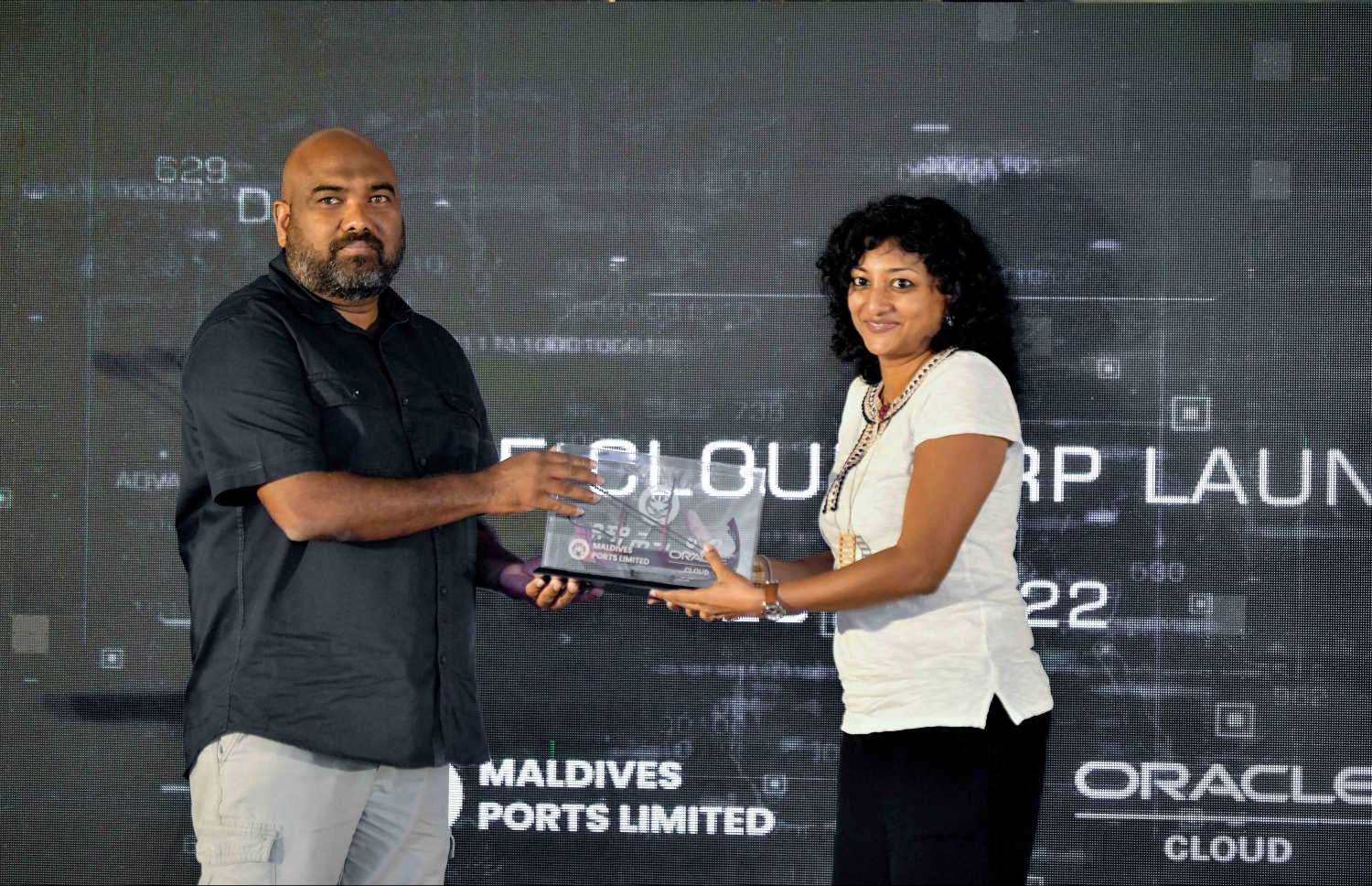 އެމްޕީއެލްގެ އެތެރޭގެ ޑިޖިޓަލައިޒްކޮށް ހިދުމަތްތައް ގޫގަލްގެ އޮރެކަލް އީއާރުޕީ ކްލައުޑް ސިސްޓަމުން ދޭ ގޮތަށް ބަދަލުކުރަން ބޭއްވި ރަސްމިއްޔާތު--. ފޮޓޯ: ނިޝާން އަލީ/މިހާރު