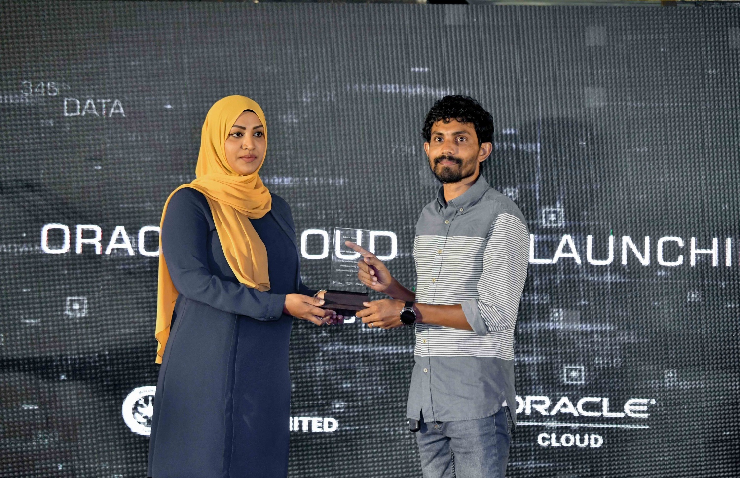 އެމްޕީއެލްގެ އެތެރޭގެ ޑިޖިޓަލައިޒްކޮށް ހިދުމަތްތައް ގޫގަލްގެ އޮރެކަލް އީއާރުޕީ ކްލައުޑް ސިސްޓަމުން ދޭ ގޮތަށް ބަދަލުކުރަން ބޭއްވި ރަސްމިއްޔާތުގައި ޓްރާންސްޕޯޓް މިނިސްޓަރު އައިޝަތު ނަހުލާ އެމްޕީއެލްގެ މުޒައްޒަފަކަށް އިނާމު ހަވާލުކޮށްދެއްވަނީ--. ފޮޓޯ: ނިޝާން އަލީ/މިހާރު