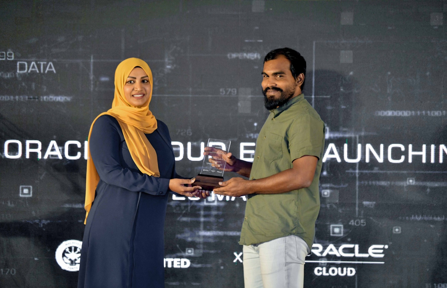 އެމްޕީއެލްގެ އެތެރޭގެ ޑިޖިޓަލައިޒްކޮށް ހިދުމަތްތައް ގޫގަލްގެ އޮރެކަލް އީއާރުޕީ ކްލައުޑް ސިސްޓަމުން ދޭ ގޮތަށް ބަދަލުކުރަން ބޭއްވި ރަސްމިއްޔާތުގައި ޓްރާންސްޕޯޓް މިނިސްޓަރު އައިޝަތު ނަހުލާ އެމްޕީއެލްގެ މުޒައްޒަފަކަށް އިނާމު ހަވާލުކޮށްދެއްވަނީ--. ފޮޓޯ: ނިޝާން އަލީ/މިހާރު