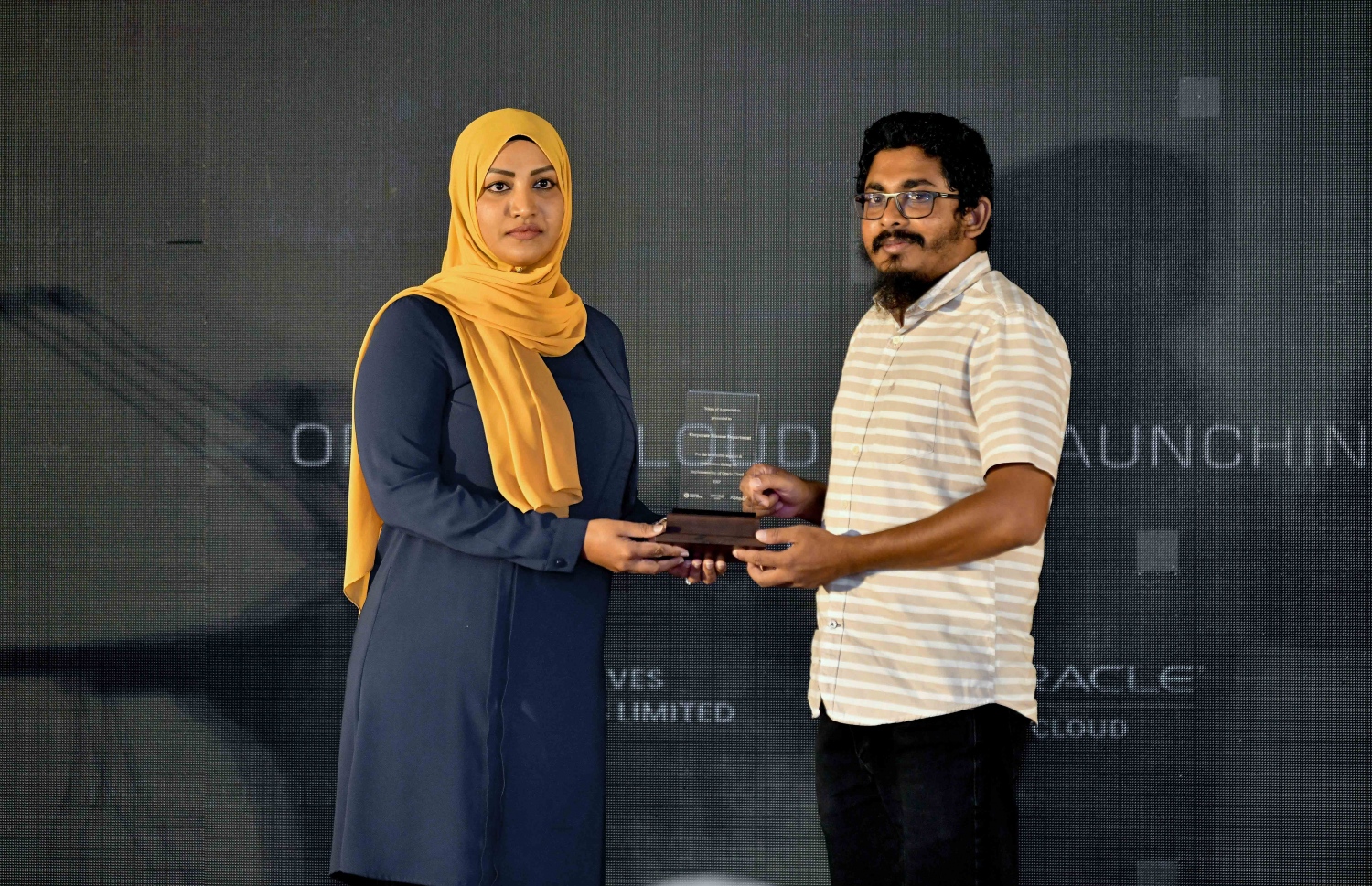 އެމްޕީއެލްގެ އެތެރޭގެ ޑިޖިޓަލައިޒްކޮށް ހިދުމަތްތައް ގޫގަލްގެ އޮރެކަލް އީއާރުޕީ ކްލައުޑް ސިސްޓަމުން ދޭ ގޮތަށް ބަދަލުކުރަން ބޭއްވި ރަސްމިއްޔާތުގައި ޓްރާންސްޕޯޓް މިނިސްޓަރު އައިޝަތު ނަހުލާ އެމްޕީއެލްގެ މުޒައްޒަފަކަށް އިނާމު ހަވާލުކޮށްދެއްވަނީ--. ފޮޓޯ: ނިޝާން އަލީ/މިހާރު