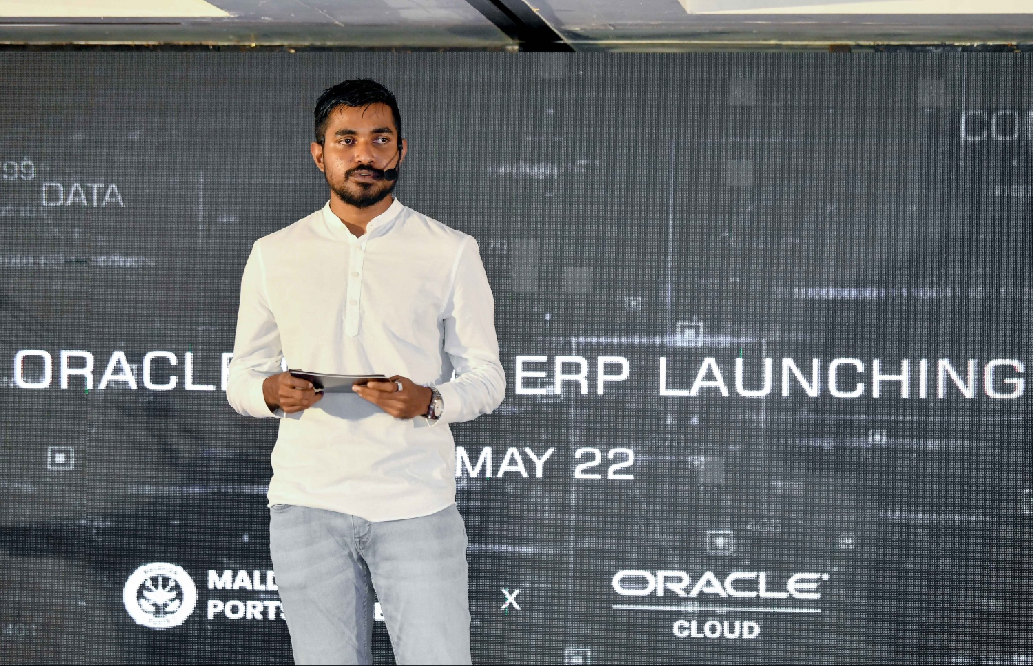 އެމްޕީއެލްގެ އެތެރޭގެ ޑިޖިޓަލައިޒްކޮށް ހިދުމަތްތައް ގޫގަލްގެ އޮރެކަލް އީއާރުޕީ ކްލައުޑް ސިސްޓަމުން ދޭ ގޮތަށް ބަދަލުކުރަން ބޭއްވި ރަސްމިއްޔާތު އެ ކުންފުނީގެ މުވައްޒަފަކު ހުށަހަޅައިދެނީ --. ފޮޓޯ: ނިޝާން އަލީ/މިހާރު