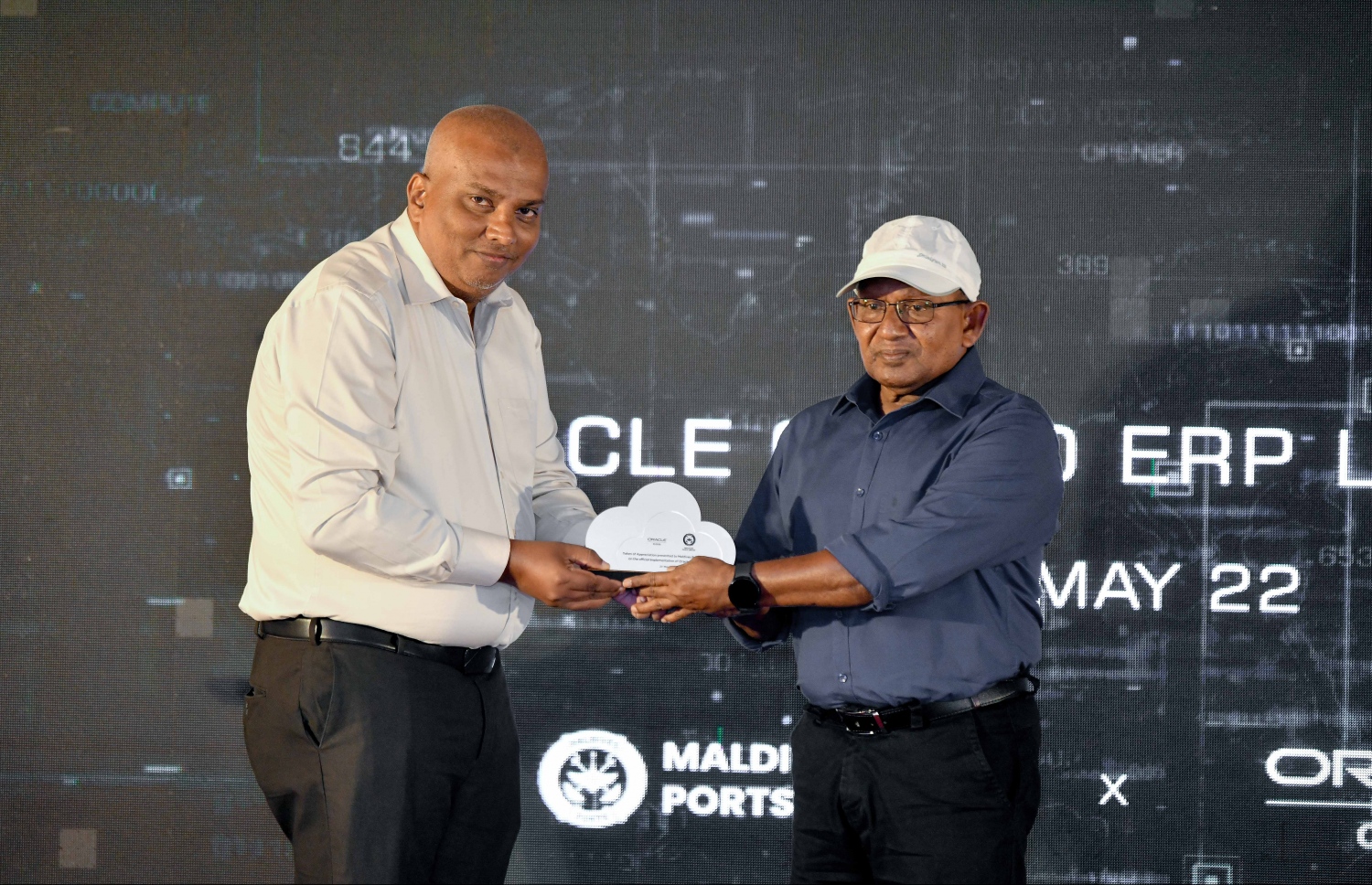 އެމްޕީއެލްގެ އެތެރޭގެ ޑިޖިޓަލައިޒްކޮށް ހިދުމަތްތައް ގޫގަލްގެ އޮރެކަލް އީއާރުޕީ ކްލައުޑް ސިސްޓަމުން ދޭ ގޮތަށް ބަދަލުކުރަން ބޭއްވި ރަސްމިއްޔާތު--. ފޮޓޯ: ނިޝާން އަލީ/މިހާރު