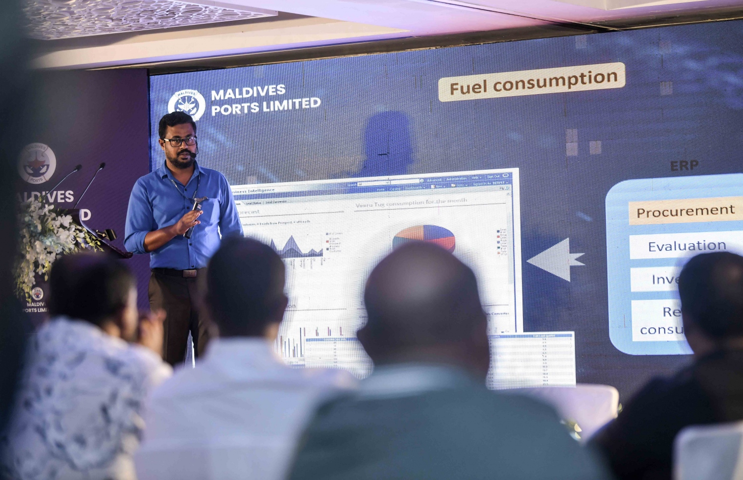 އެމްޕީއެލްގެ އެތެރޭގެ ޑިޖިޓަލައިޒްކޮށް ހިދުމަތްތައް ގޫގަލްގެ އޮރެކަލް އީއާރުޕީ ކްލައުޑް ސިސްޓަމުން ދޭ ގޮތަށް ބަދަލުކުރަން ބޭއްވި ރަސްމިއްޔާތުގައި އެ ކުންފުނީގެ މުވައްޒަފަކު ޕްރެޒެންޓޭޝަނެއް ހުށަހަޅައިދެނީ --. ފޮޓޯ: ނިޝާން އަލީ/މިހާރު