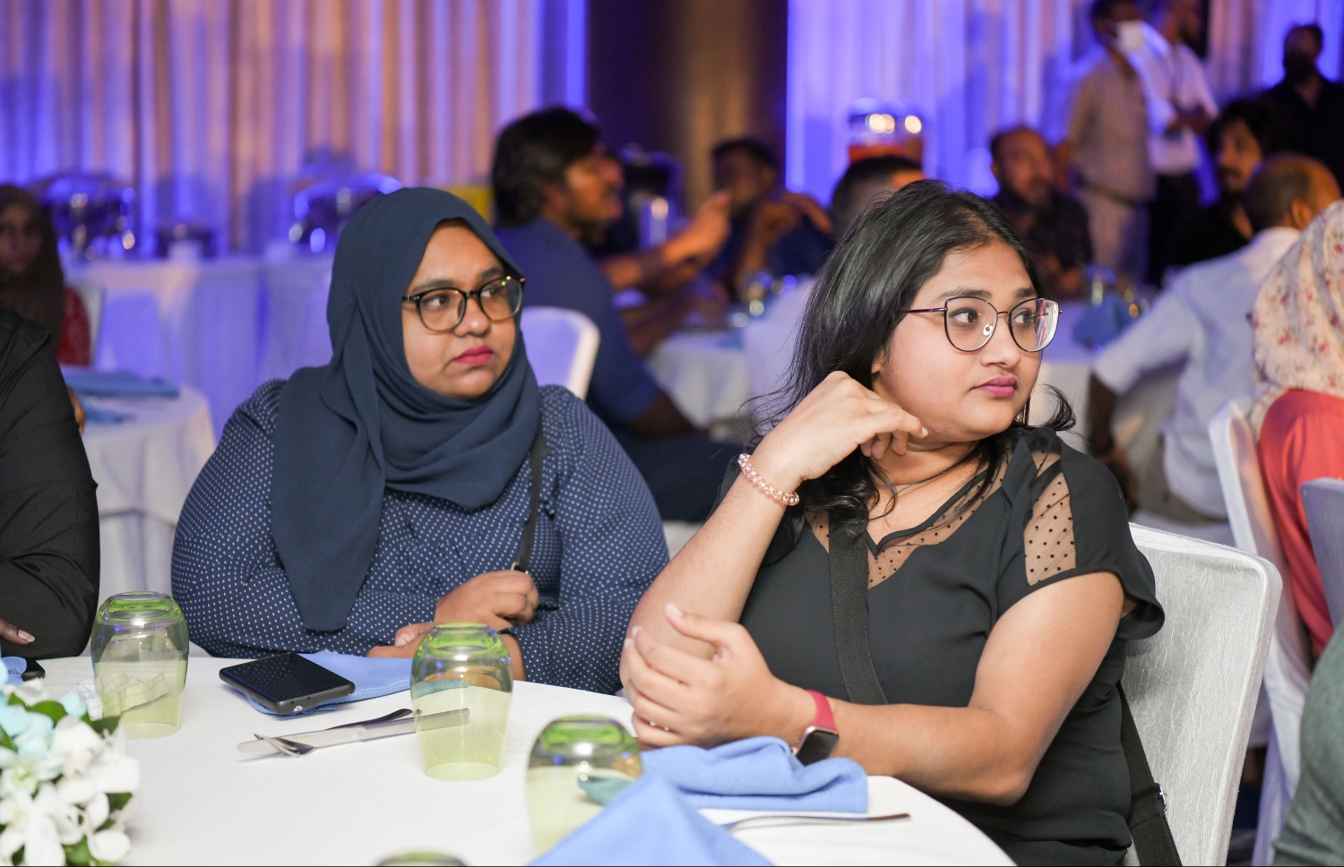 އެމްޕީއެލްގެ އެތެރޭގެ ޑިޖިޓަލައިޒްކޮށް ހިދުމަތްތައް ގޫގަލްގެ އޮރެކަލް އީއާރުޕީ ކްލައުޑް ސިސްޓަމުން ދޭ ގޮތަށް ބަދަލުކުރަން ބޭއްވި ރަސްމިއްޔާތުގައި އެ ކުންފުނީގެ ބައެއް މުވައްޒަފުން ބައިވެރިވަނީ--. ފޮޓޯ: ނިޝާން އަލީ/މިހާރު