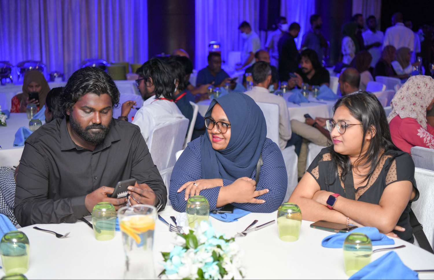 އެމްޕީއެލްގެ އެތެރޭގެ ޑިޖިޓަލައިޒްކޮށް ހިދުމަތްތައް ގޫގަލްގެ އޮރެކަލް އީއާރުޕީ ކްލައުޑް ސިސްޓަމުން ދޭ ގޮތަށް ބަދަލުކުރަން ބޭއްވި ރަސްމިއްޔާތުގައި އެ ކުންފުނީގެ ބައެއް މުވައްޒަފުން ބައިވެރިވަނީ--. ފޮޓޯ: ނިޝާން އަލީ/މިހާރު