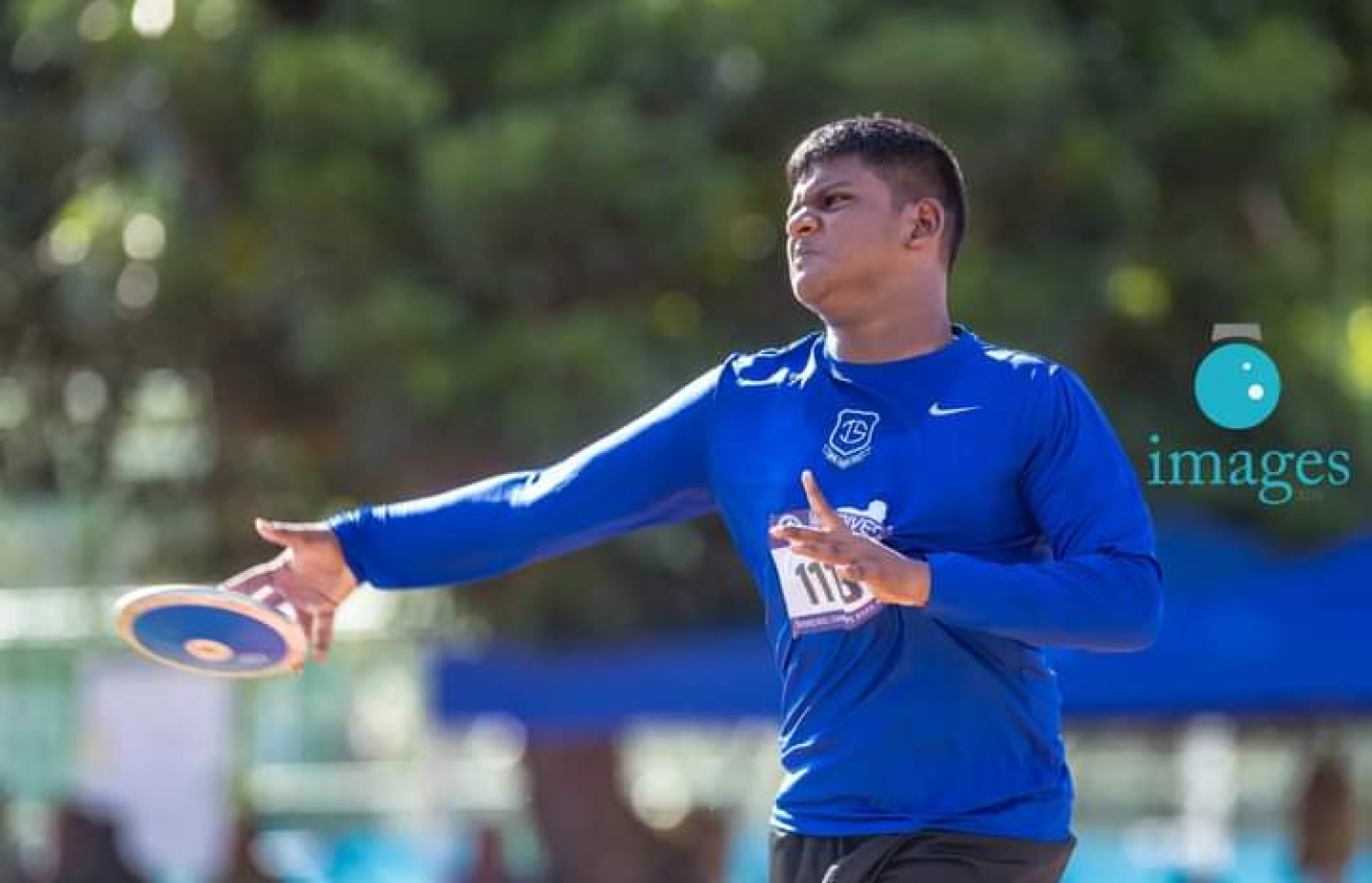 އިންޓަ ސްކޫލް އެތުލެޓިކްސް މުބާރާތުގައި ދަރިވަރަކު ޑިސްކަސް ތޫރޯގައި ވާދަކުރަނީ --- ފޮޓޯ: އިމޭޖަސް އެމްވީ