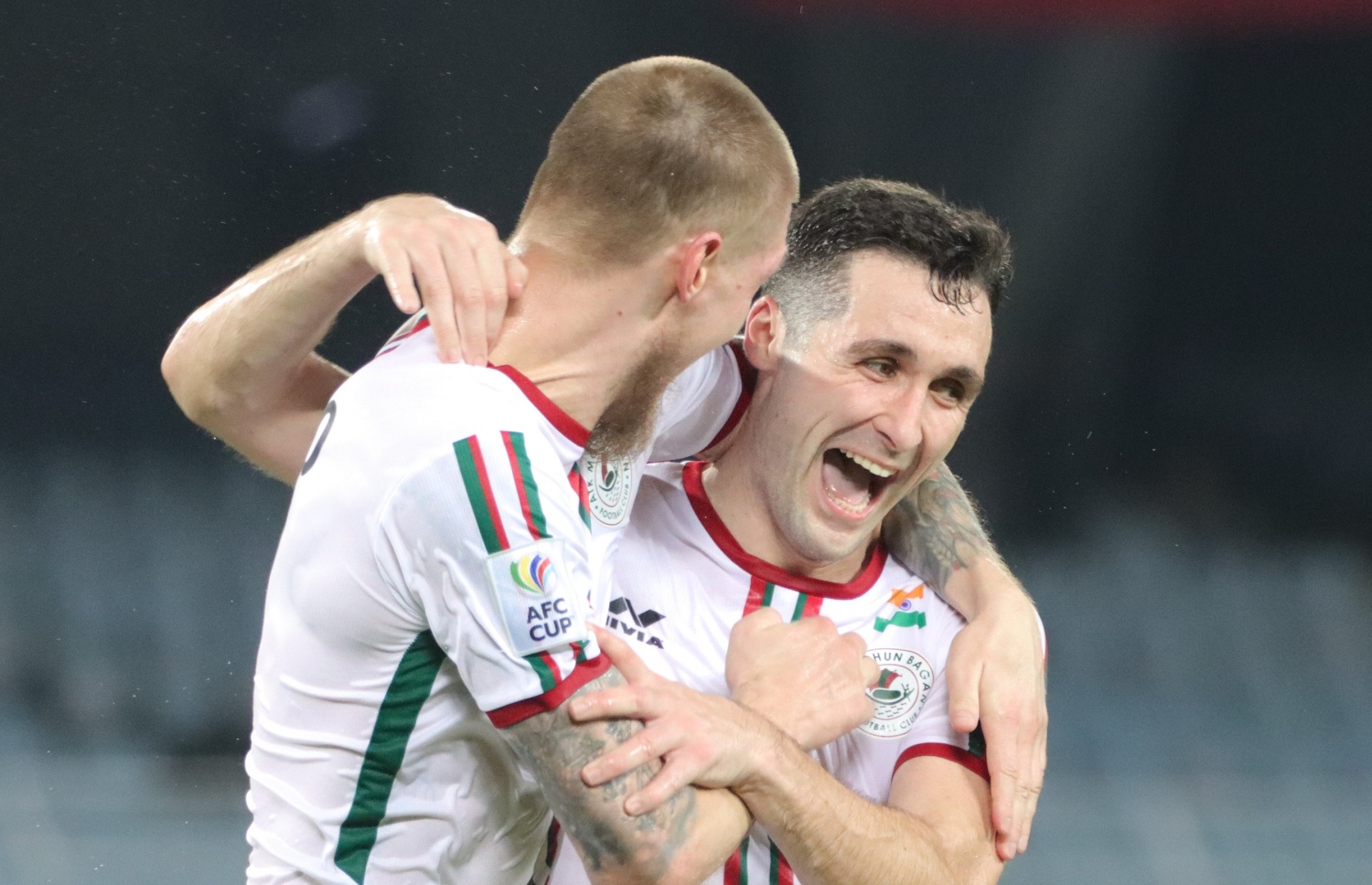 މޯހަން ބަގާން އަށް ލަނޑު ޖަހައިދިން ދެކުޅުންތެރިން ކަމަށްވާ، ކައުކޯ (ކ) އާއި ކާލް މެކްހިއު --- ފޮޓޯ: މޯހަން ބަގާން