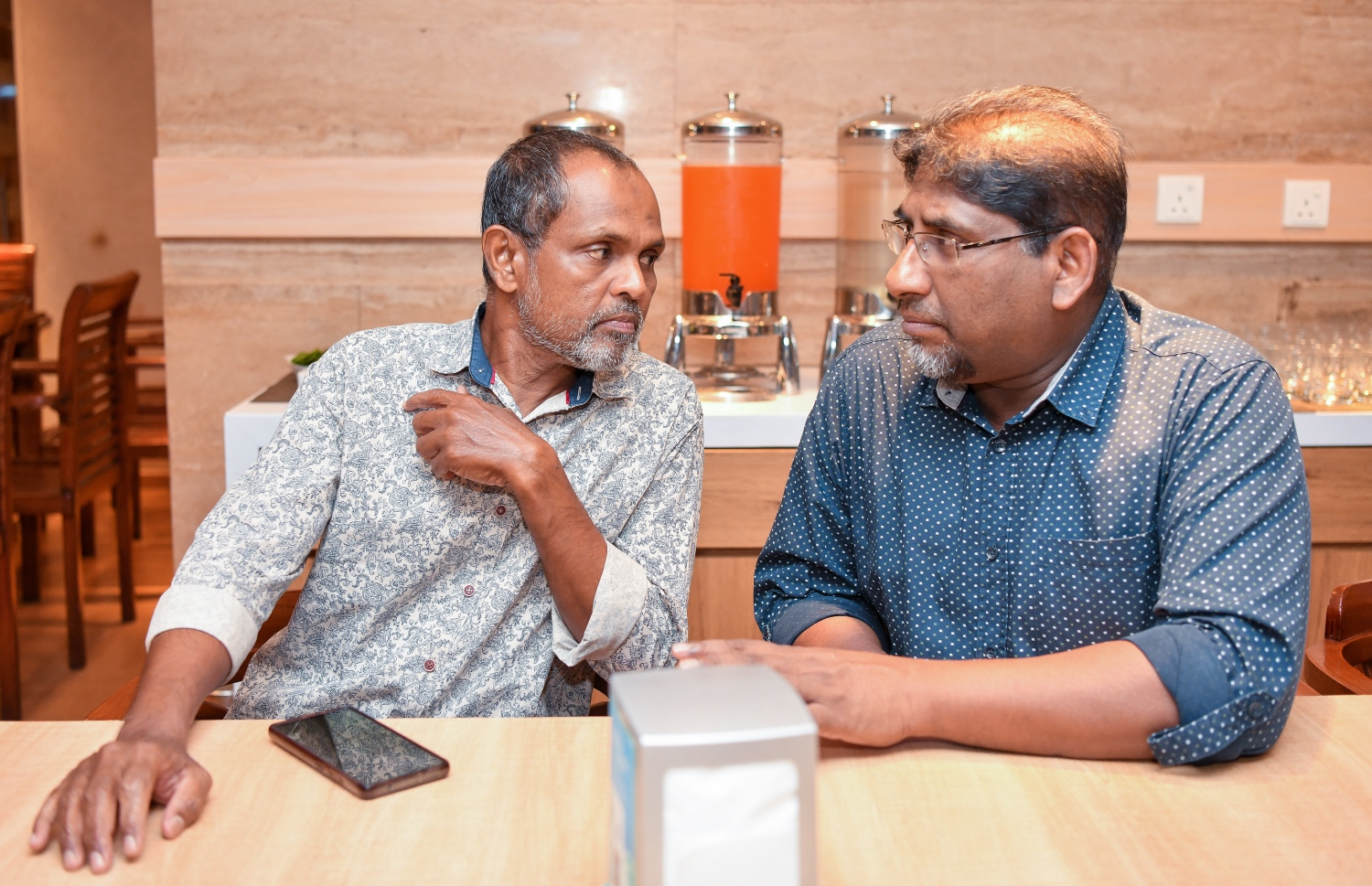 "މިހާރު" އަށް ހަ އަހަރު ފުރުން ފާހަގަ ކުރުމަށް ސޯލްޓް ރެސްޓޯރަންޓްގައި ބޭއްވި ހަފުލާގައި "މިހާރު"ގެ ދީނީ ސޮފުހާ ލިޔާ ޑރ. ސައުދުﷲ އަލީ(ކ) އަދި ކުރީގެ ނޫސްވެރިޔާ އަހުމަދު އަބްދުﷲ ސައީދު ބައިވެރިވަނީ.-- ފޮޓޯ: ނިޝާން އަލީ/މިހާރު