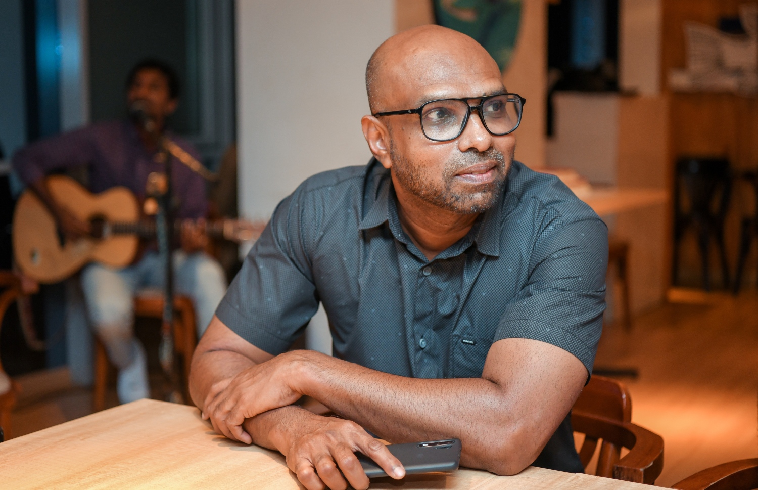 "މިހާރު" އަށް ހަ އަހަރު ފުރުން ފާހަގަ ކުރުމަށް ސޯލްޓް ރެސްޓޯރަންޓްގައި ބޭއްވި ހަފުލާގައި ނޫސްވެރިޔާ ހަސަން އާމިރު ބައިވެރިވަނީ.-- ފޮޓޯ: ފަޔާޒު މޫސާ /މިހާރު