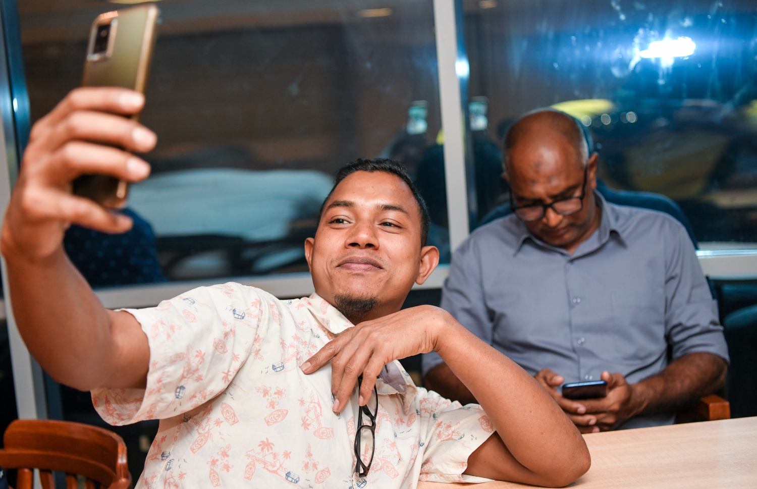 "މިހާރު" އަށް ހަ އަހަރު ފުރުން ފާހަގަ ކުރުމަށް ސޯލްޓް ރެސްޓޯރަންޓްގައި ބޭއްވި ހަފުލާގައި ބައެއް މުވައްޒަފުން ބައިވެރިވަނީ.-- ފޮޓޯ: ފަޔާޒު މޫސާ /މިހާރު