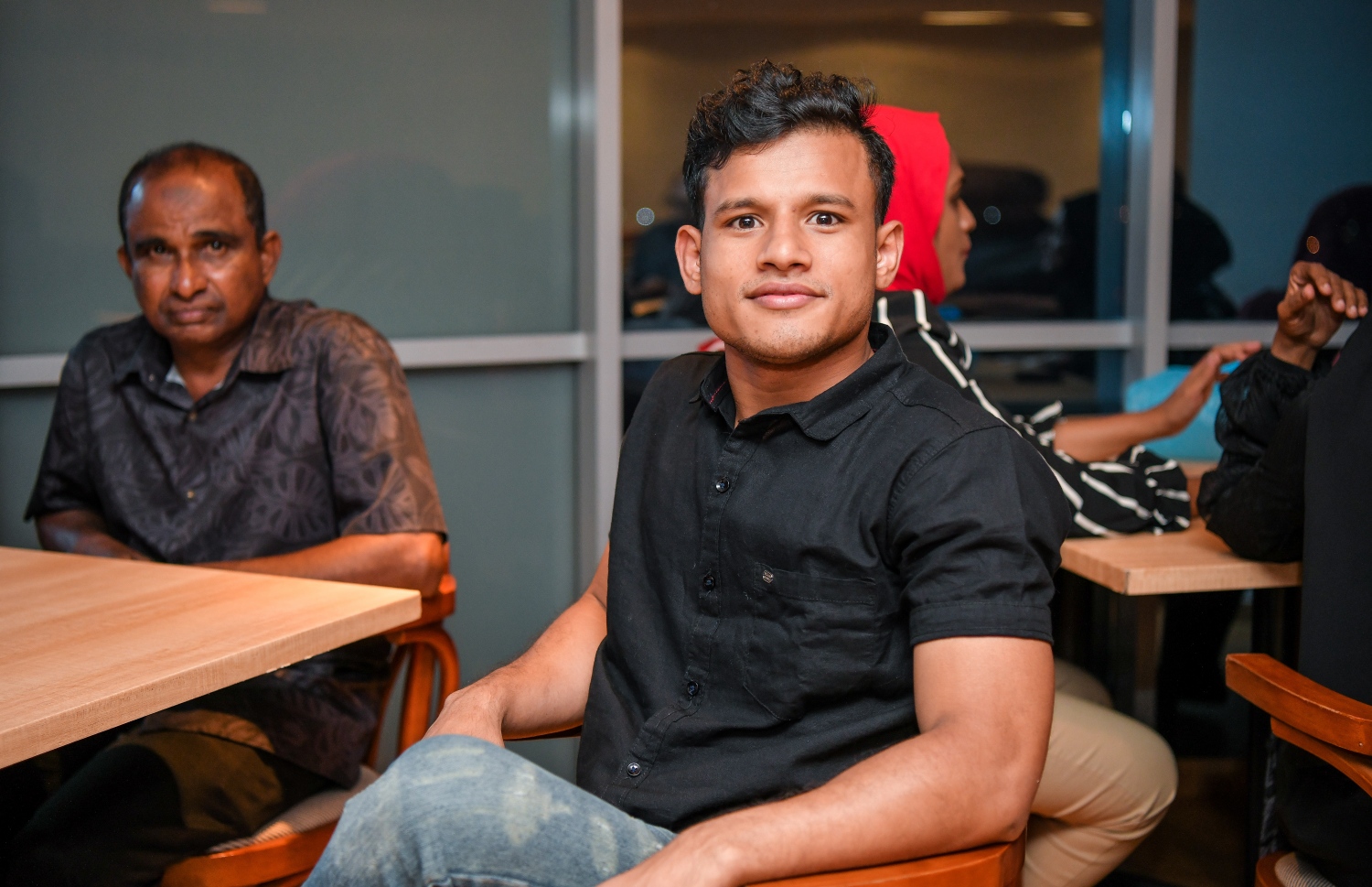 "މިހާރު" އަށް ހަ އަހަރު ފުރުން ފާހަގަ ކުރުމަށް ސޯލްޓުގައި ބޭއްވި ހަފުލާގައި ބައެއް މުވައްޒަފުން ބައިވެރިވަނީ.-- ފޮޓޯ: ފަޔާޒު މޫސާ /މިހާރު