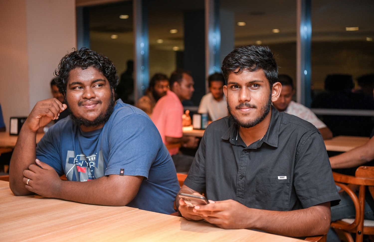 "މިހާރު" އަށް ހަ އަހަރު ފުރުން ފާހަގަ ކުރުމަށް ސޯލްޓް ރެސްޓޯރަންޓްގައި ބޭއްވި ހަފުލާގައި ބައެއް ނޫސްވެރިން ބައިވެރިވަނީ.-- ފޮޓޯ: ފަޔާޒު މޫސާ /މިހާރު