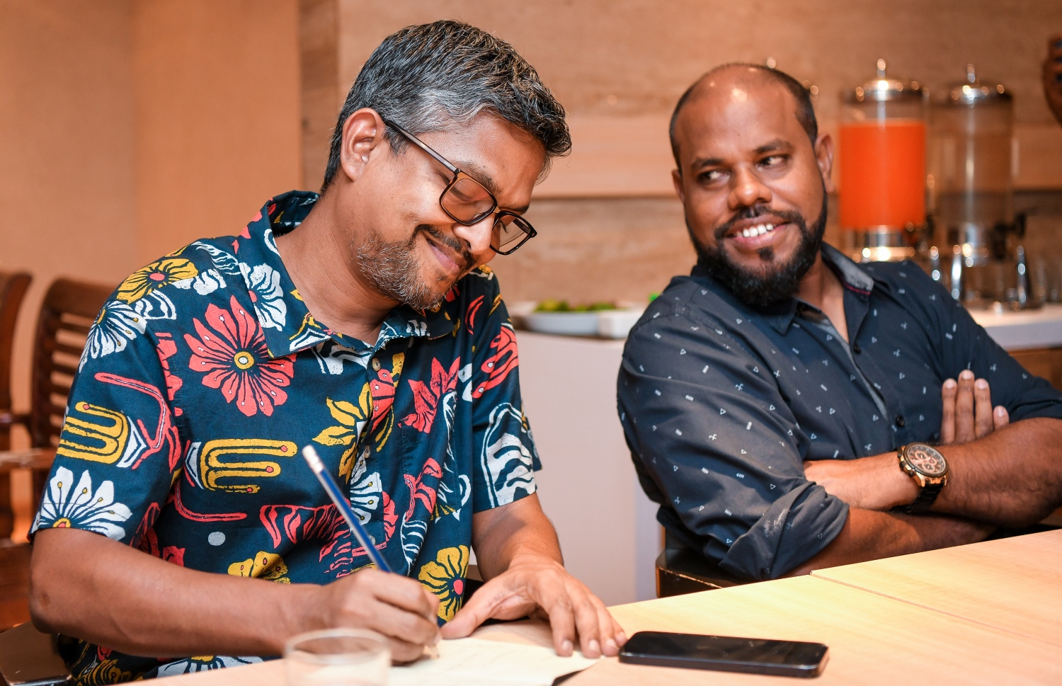 "މިހާރު" އަށް ހަ އަހަރު ފުރުން ފާހަގަ ކުރުމަށް ސޯލްޓް ރެސްޓޯރަންޓްގައި ބޭއްވި ހަފުލާގައި އެގްޒެކެޓިވް ޑިރެކްޓަރު ވާއިލް ޒާހިރު ހުސައިން އަދި މެނޭޖިން އެޑިޓަރު އަހުމަދު ހަމްދޫން ބައިވެރިވަނީ.-- ފޮޓޯ: ނިޝާން އަލީ/މިހާރު