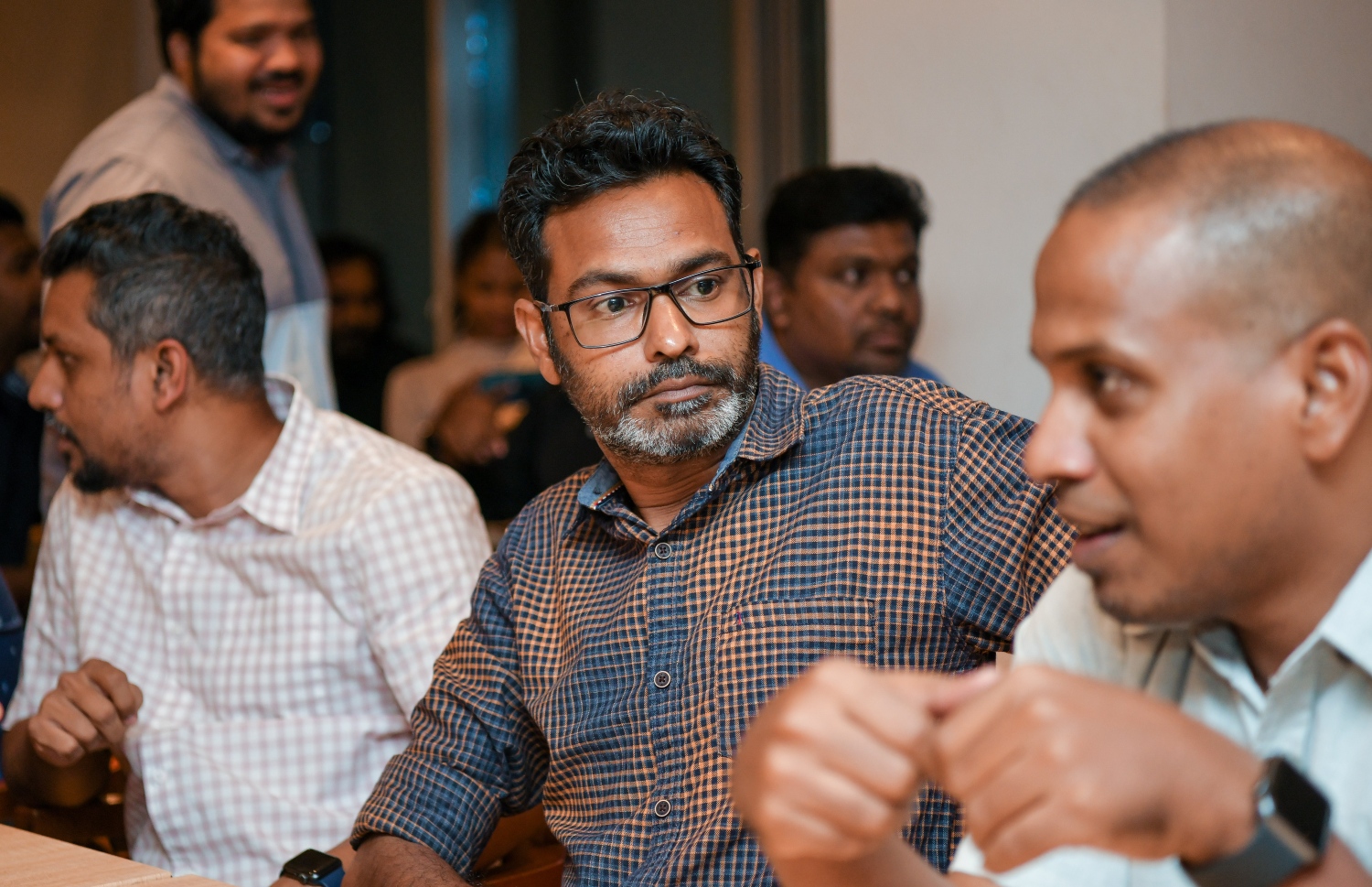 "މިހާރު" އަށް ހަ އަހަރު ފުރުން ފާހަގަ ކުރުމަށް ސޯލްޓް ރެސްޓޯރަންޓްގައި ބޭއްވި ހަފުލާގައި އެޑިޓަރު އިސްމައިލް ނަސީރު އަދި ސީނިއާ އެސިސްޓެންޓް އެޑިޓަރު ނިއުމަތުﷲ އިދްރީސް ބައިވެރިވަނީ.-- ފޮޓޯ: ނިޝާން އަލީ /މިހާރު