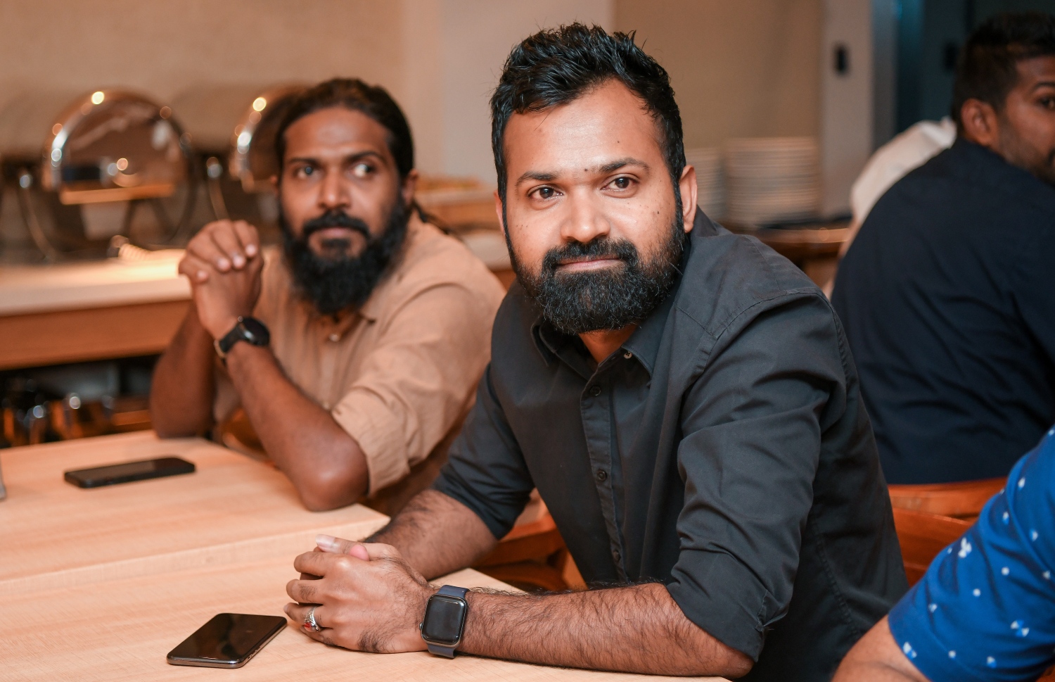 "މިހާރު" އަށް ހަ އަހަރު ފުރުން ފާހަގަ ކުރުމަށް ސޯލްޓް ރެސްޓޯރަންޓްގައި ބޭއްވި ހަފުލާގައި ބައެއް މުވައްޒަފުން ބައިވެރިވަނީ.-- ފޮޓޯ: ނިޝާން އަލީ/މިހާރު