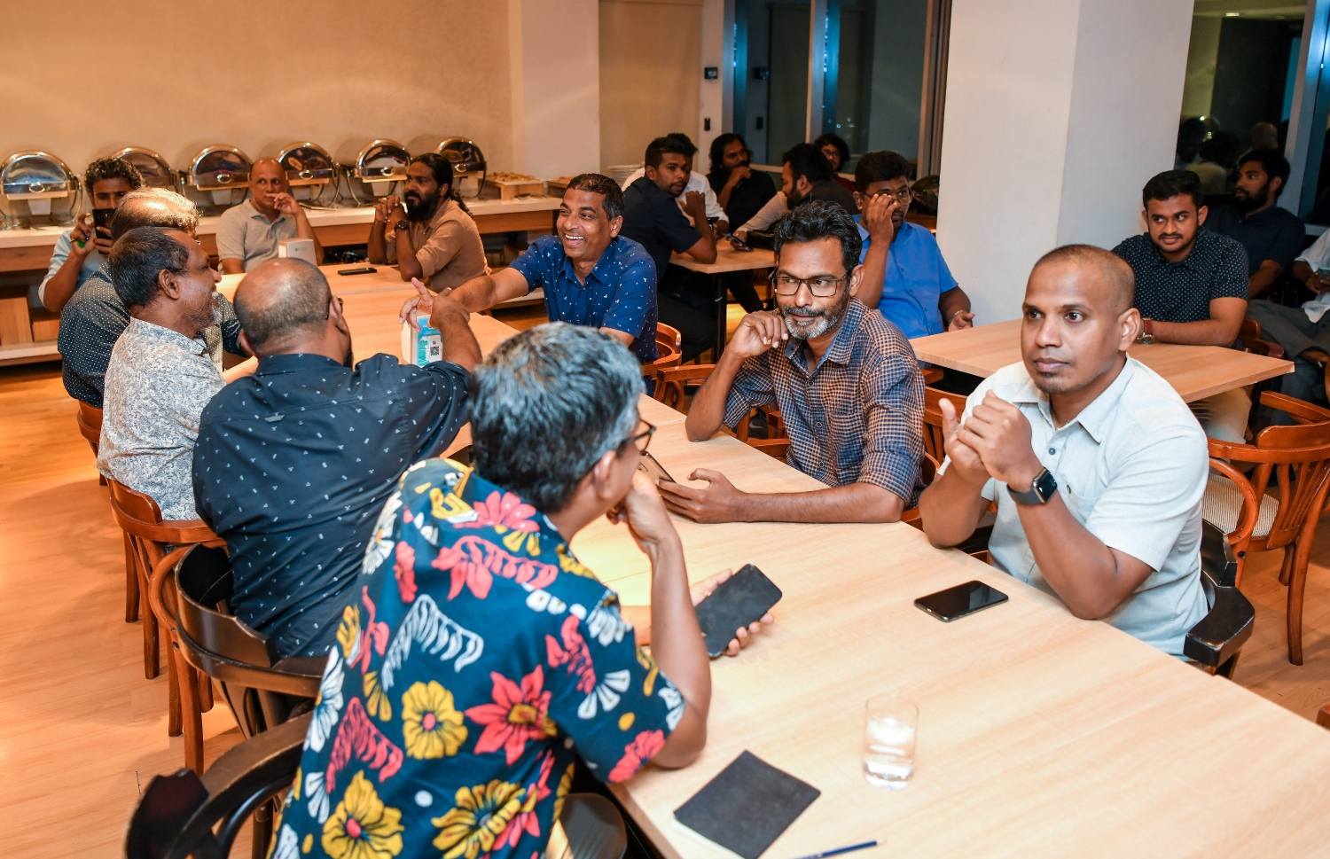 "މިހާރު" އަށް ހަ އަހަރު ފުރުން ފާހަގަ ކުރުމަށް ސޯލްޓް ރެސްޓޯރަންޓްގައި ބޭއްވި ހަފުލާގައި ބައެއް އިސްވެރިންނާއި ނޫހަށް އެކި ގޮތްގޮތުން އެހީތެރިވާ ބައެއް މުވައްޒަފުން.-- ފޮޓޯ: ނިޝާން އަލީ/މިހާރު