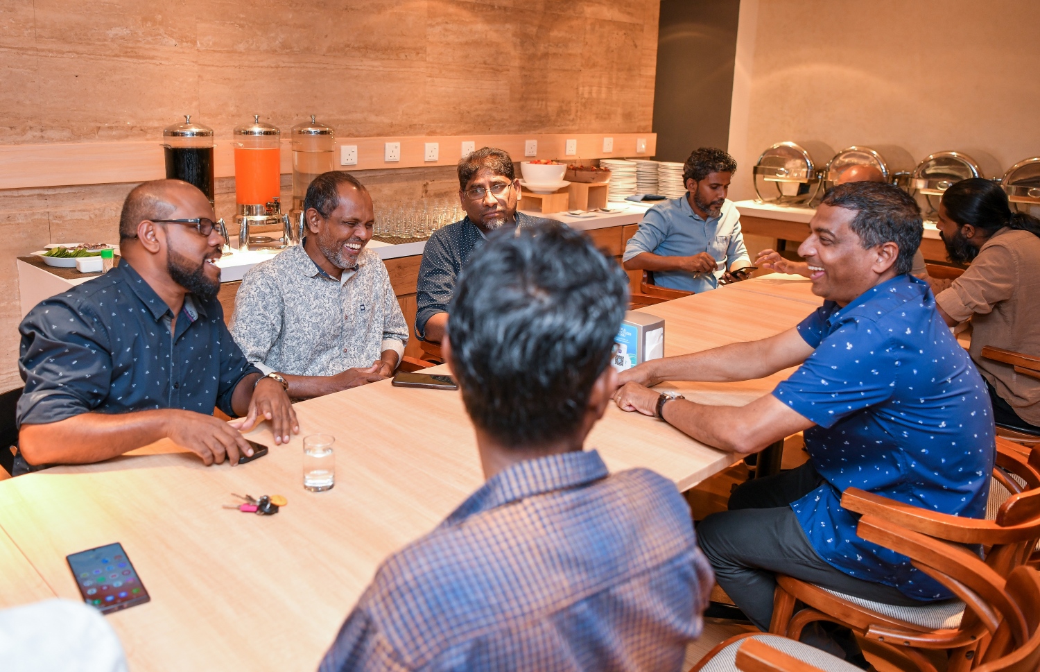 "މިހާރު" އަށް ހަ އަހަރު ފުރުން ފާހަގަ ކުރުމަށް ސޯލްޓް ރެސްޓޯރަންޓްގައި ބޭއްވި ހަފުލާގައި ބައެއް އިސްވެރިންނާއި ނޫހަށް އެކި ގޮތްގޮތުން އެހީތެރިވާ ބައެއް މުވައްޒަފުން.-- ފޮޓޯ: ނިޝާން އަލީ/މިހާރު