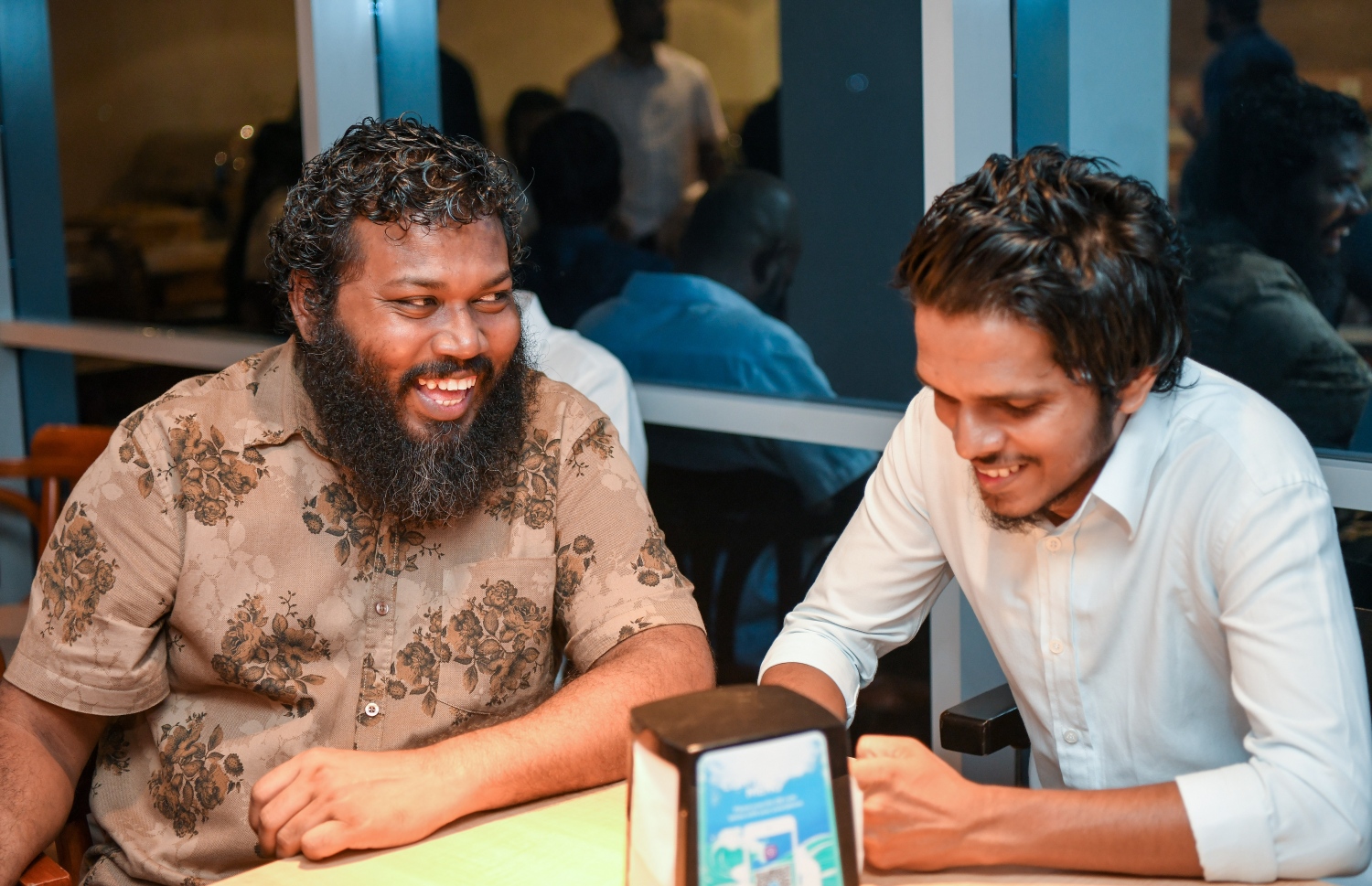 "މިހާރު" އަށް ހަ އަހަރު ފުރުން ފާހަގަ ކުރުމަށް ސޯލްޓް ރެސްޓޯރަންޓްގައި ބޭއްވި ހަފުލާގައި ބައެއް މުވައްޒަފުން ބައިވެރިވަނީ.-- ފޮޓޯ: ނިޝާން އަލީ/މިހާރު