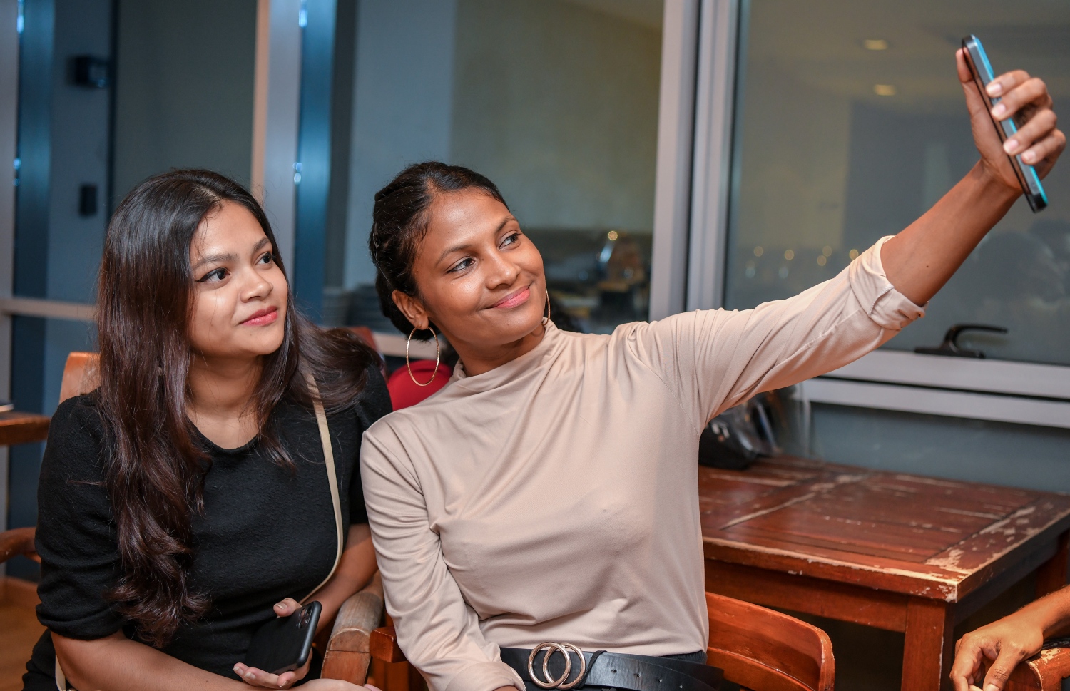 "މިހާރު" އަށް ހަ އަހަރު ފުރުން ފާހަގަ ކުރުމަށް ސޯލްޓް ރެސްޓޯރަންޓްގައި ބޭއްވި ހަފުލާގައި ސޭލްސް ޓީމުގެ އުޝީ އަދި އަފޫ ސެލްފީއެއް ނަގަނީ.-- ފޮޓޯ: ނިޝާން އަލީ/މިހާރު