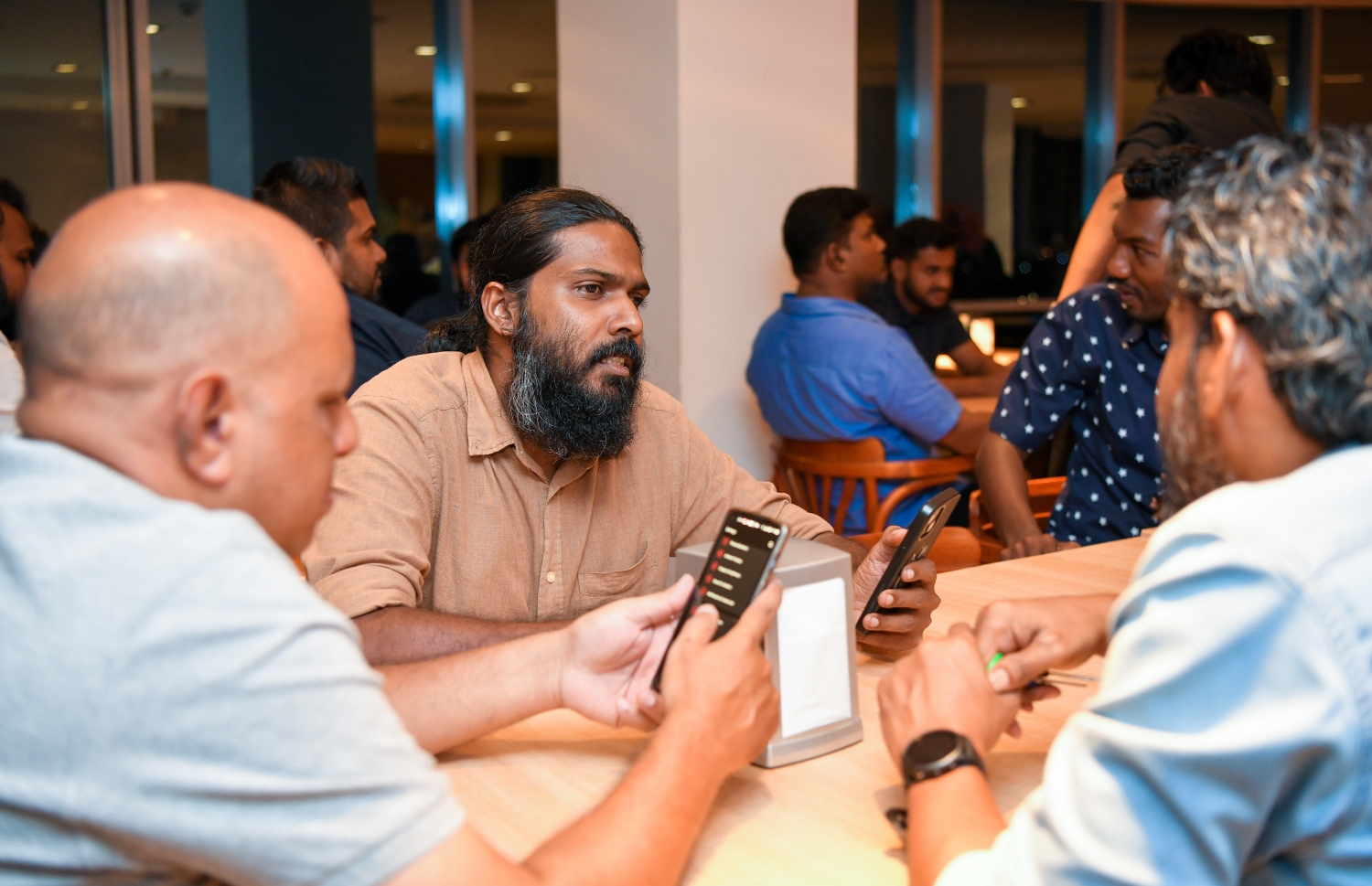 "މިހާރު" އަށް ހަ އަހަރު ފުރުން ފާހަގަ ކުރުމަށް ސޯލްޓް ރެސްޓޯރަންޓްގައި ބޭއްވި ހަފުލާގައި ބައެއް މުވައްޒަފުން ބައިވެރިވަނީ.-- ފޮޓޯ: ފަޔާޒު މޫސާ /މިހާރު