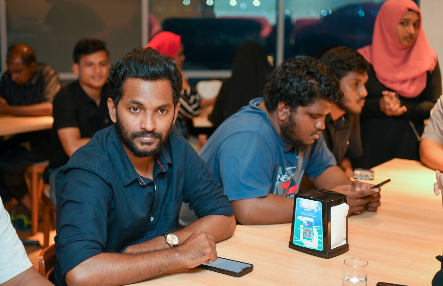 "މިހާރު" އަށް ހަ އަހަރު ފުރުން ފާހަގަ ކުރުމަށް ސޯލްޓް ރެސްޓޯރަންޓްގައި ބޭއްވި ހަފުލާގައި ބައެއް ނޫސްވެރިން ބައިވެރިވަނީ.-- ފޮޓޯ: ފަޔާޒު މޫސާ /މިހާރު