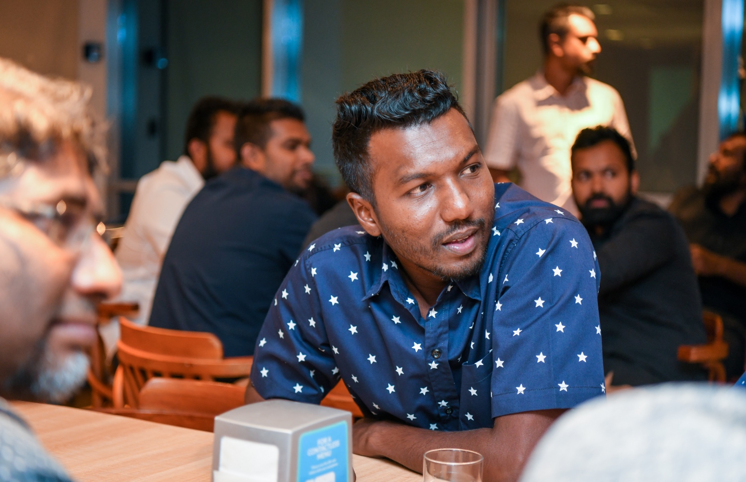 "މިހާރު" އަށް ހަ އަހަރު ފުރުން ފާހަގަ ކުރުމަށް ސޯލްޓް ރެސްޓޯރަންޓްގައި ބޭއްވި ހަފުލާގައި ބައެއް މުވައްޒަފުން ބައިވެރިވަނީ.-- ފޮޓޯ: ފަޔާޒު މޫސާ /މިހާރު