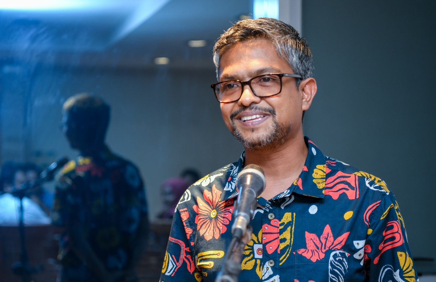 "މިހާރު" އަށް ހަ އަހަރު ފުރުން ފާހަގަ ކުރުމަށް ސޯލްޓް ރެސްޓޯރަންޓްގައި ބޭއްވި ހަފުލާގައި އެގްޒެކެޓިވް ޑިރެކްޓަރު ވާއިލް ޒާހިރު ހުސައިން ވާހަކަ ދައްކަނީ.-- ފޮޓޯ: ފަޔާޒު މޫސާ /މިހާރު