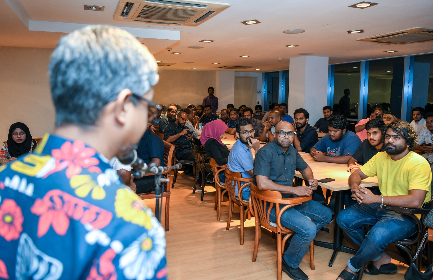 "މިހާރު" އަށް ހަ އަހަރު ފުރުން ފާހަގަ ކުރުމަށް ސޯލްޓް ރެސްޓޯރަންޓްގައި ބޭއްވި ހަފުލާގައި އެގްޒެކެޓިވް ޑިރެކްޓަރު ވާއިލް ޒާހިރު ހުސައިން ވާހަކަ ދައްކަނީ.-- ފޮޓޯ: ފަޔާޒު މޫސާ /މިހާރު