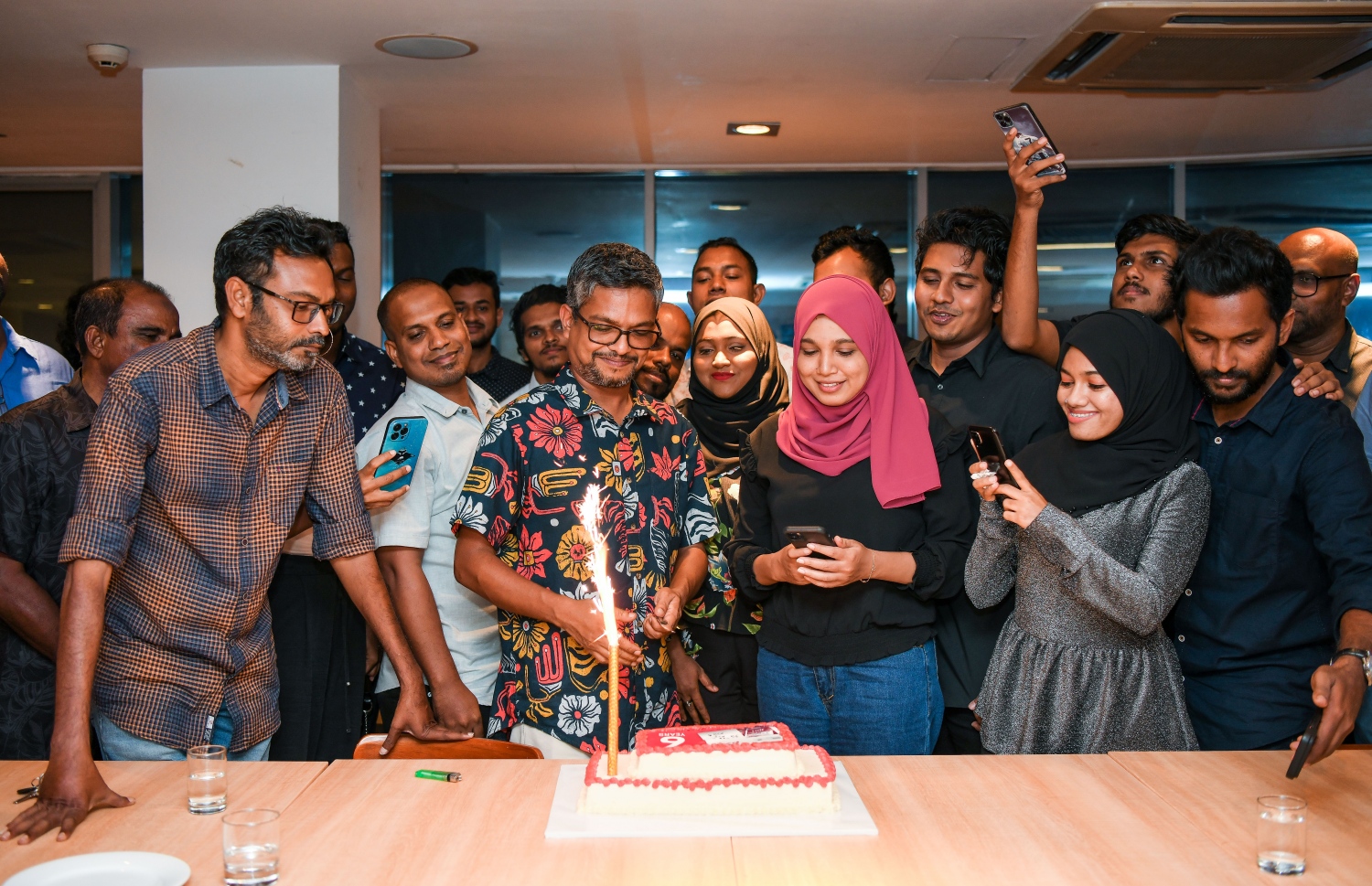 "މިހާރު" އަށް ހަ އަހަރު ފުރުން ފާހަގަ ކުރުމަށް ސޯލްޓް ރެސްޓޯރަންޓްގައި ބޭއްވި ހަފުލާގައި އެގްޒެކެޓިވް ޑައިރެކްޓަރު ވާއިލް ޒާހިރު ހުސައިން "މިހާރު"ގެ ޓީމާއެކު ކޭކު ފަޅަނީ.-- ފޮޓޯ: ފަޔާޒު މޫސާ /މިހާރު