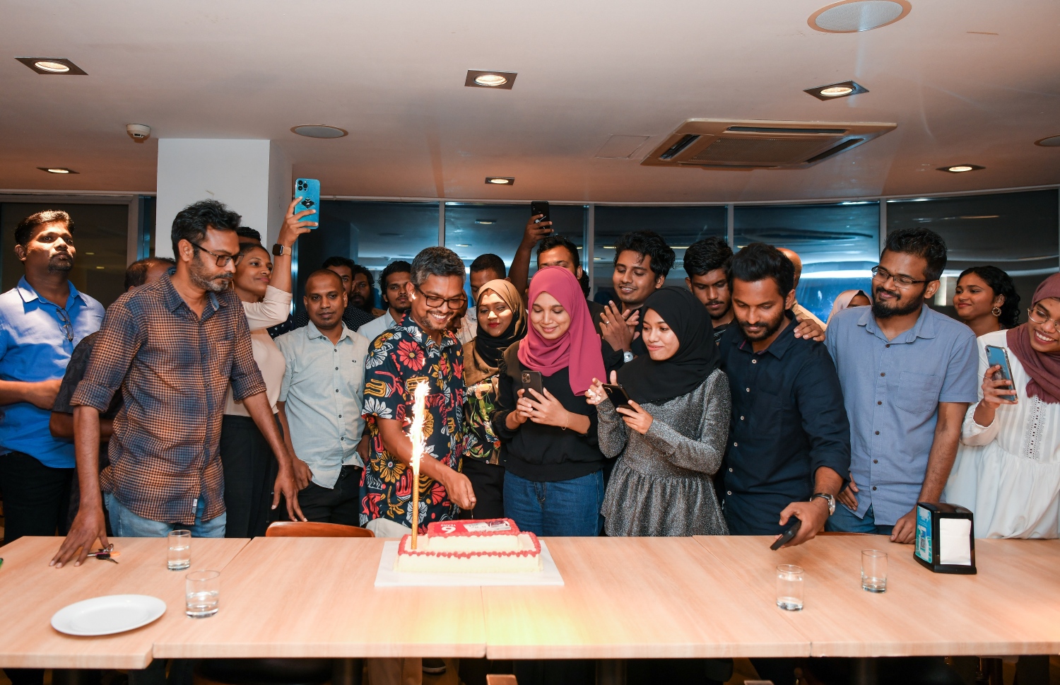 "މިހާރު" އަށް ހަ އަހަރު ފުރުން ފާހަގަ ކުރުމަށް ސޯލްޓް ރެސްޓޯރަންޓްގައި ބޭއްވި ހަފުލާގައި އެގްޒެކެޓިވް ޑައިރެކްޓަރު ވާއިލް ޒާހިރު ހުސައިން "މިހާރު"ގެ ޓީމާއެކު ކޭކު ފަޅަނީ.-- ފޮޓޯ: ފަޔާޒު މޫސާ /މިހާރު