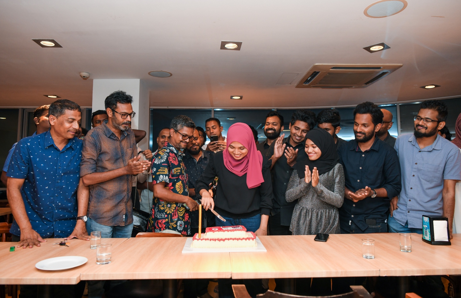 "މިހާރު" އަށް ހަ އަހަރު ފުރުން ފާހަގަ ކުރުމަށް ސޯލްޓް ރެސްޓޯރަންޓްގައި ބޭއްވި ހަފުލާގައި އެގްޒެކެޓިވް ޑައިރެކްޓަރު ވާއިލް ޒާހިރު ހުސައިން "މިހާރު"ގެ ޓީމާއެކު ކޭކު ފަޅަނީ.-- ފޮޓޯ: ފަޔާޒު މޫސާ /މިހާރު