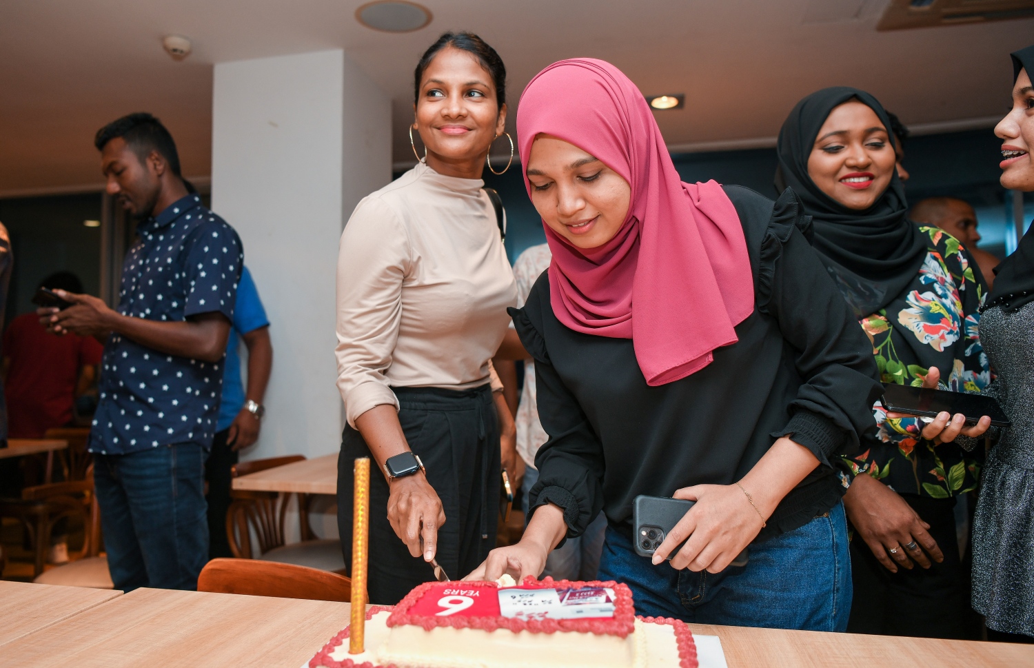 "މިހާރު" އަށް ހަ އަހަރު ފުރުން ފާހަގަ ކުރުމަށް ސޯލްޓް ރެސްޓޯރަންޓްގައި ބޭއްވި ހަފުލާގައި އަހަރީ ދުވަހުގެ ކޭކު ފަޅަނީ.-- ފޮޓޯ: ފަޔާޒު މޫސާ /މިހާރު