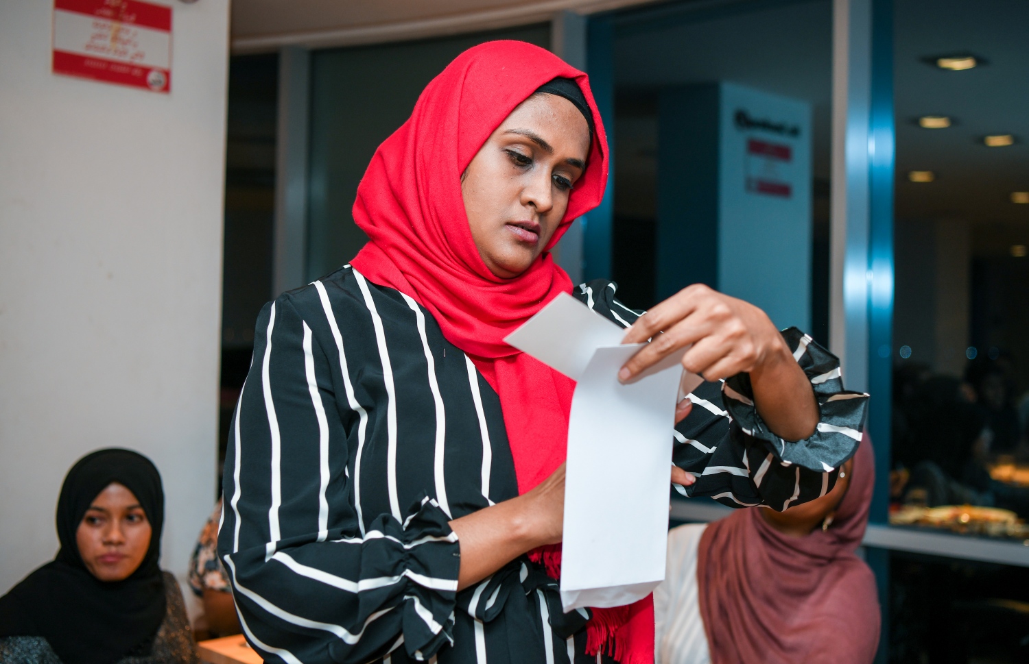 "މިހާރު" އަށް ހަ އަހަރު ފުރުން ފާހަގަ ކުރުމަށް ސޯލްޓް ރެސްޓޯރަންޓްގައި ބޭއްވި ހަފުލާގައި ގުރުއަތުން ހޮވުނު ރިޒޫ އަށް ލިބޭ އިނާމު ލިޔެފައި އޮތް ގަނޑުކޮޅު ކިޔަނީ.-- ފޮޓޯ: ފަޔާޒު މޫސާ /މިހާރު