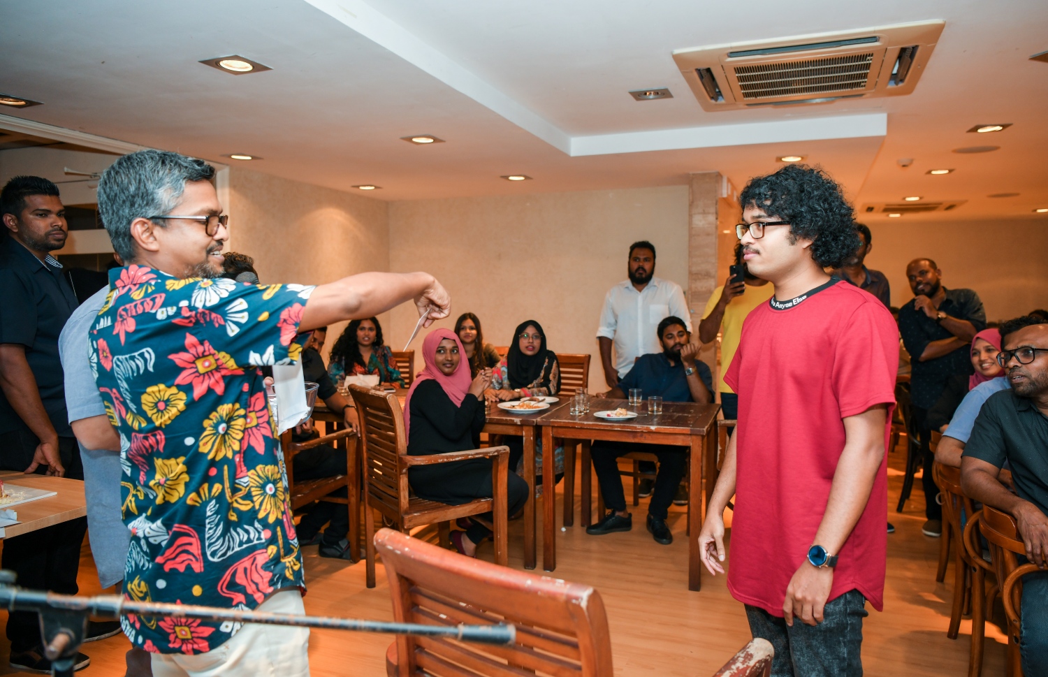 "މިހާރު" އަށް ހަ އަހަރު ފުރުން ފާހަގަކުރުމަށް ސޯލްޓް ރެސްޓޯރަންޓްގައި ބޭއްވި ހަފުލާގައި އެގްޒެކެޓިވް ޑިރެކްޓަރު ވާއިލް ޒާހިރު ހުސައިން، މުވައްޒަފަކަށް ގުރުއަތުން ލިބުނު ގިފްޓް ވައުޗާ އިއުލާން ކުރަނީ.-- ފޮޓޯ: ފަޔާޒު މޫސާ /މިހާރު