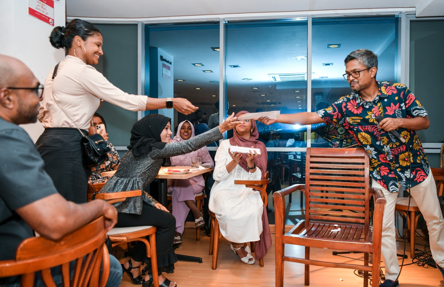 "މިހާރު" އަށް ހަ އަހަރު ފުރުން ފާހަގަ ކުރުމަށް ސޯލްޓް ރެސްޓޯރަންޓްގައި ބޭއްވި ހަފުލާގައި ގުރުއަތުން ހޮވުނު ސޭލްސް ޓީމުގެ އުޝީ އަށް، ލިބޭ އިނާމު ލިޔެފައި އޮތް ސިޓީއުރައާ އޭނާ ހަވާލުވަނީ.-- ފޮޓޯ: ފަޔާޒު މޫސާ /މިހާރު