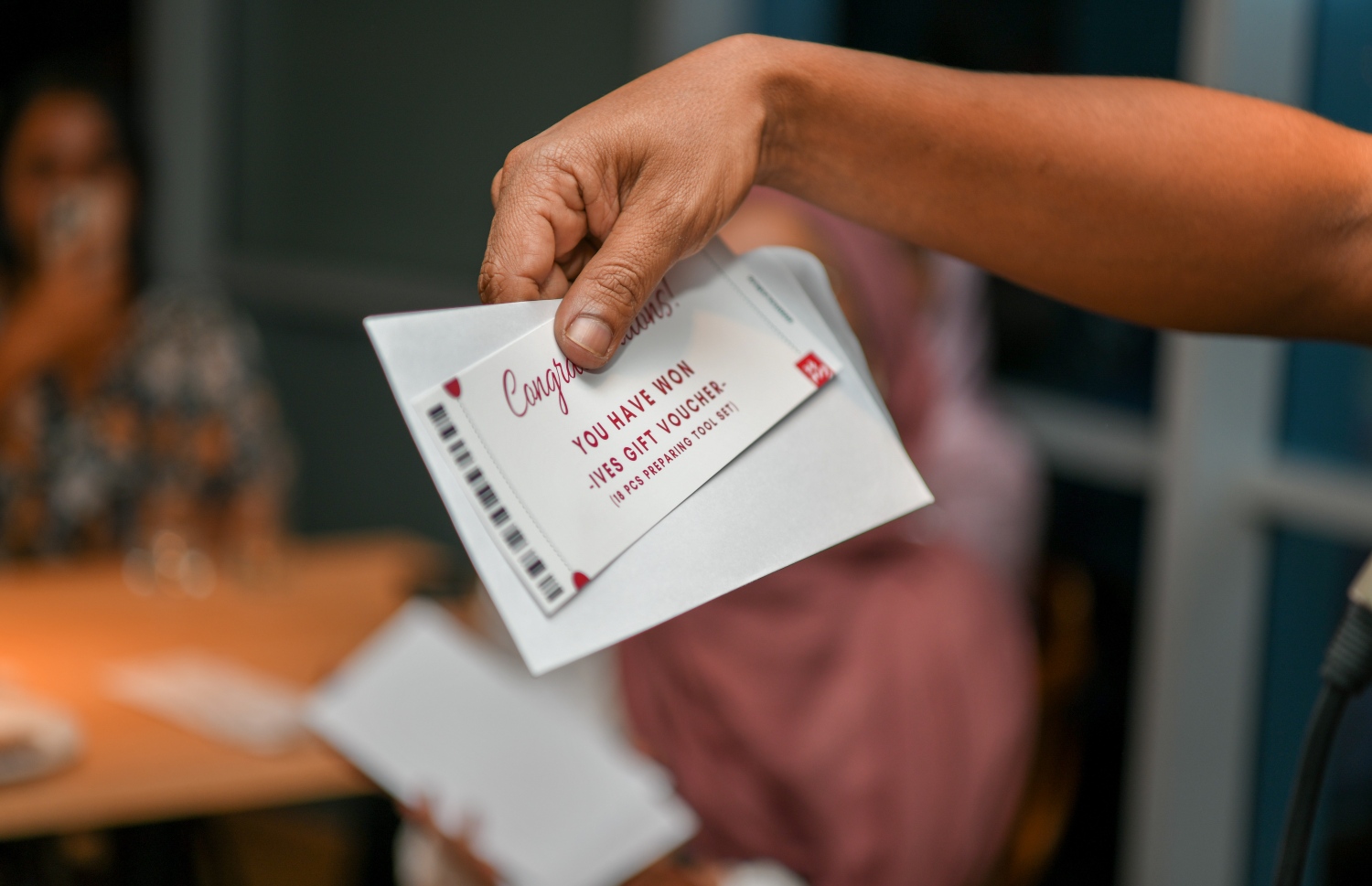 "މިހާރު" އަށް ހަ އަހަރު ފުރުން ފާހަގަ ކުރުމަށް ސޯލްޓް ރެސްޓޯރަންޓްގައި ބޭއްވި ހަފުލާގައި ގުރުއަތުން ދިމާވި ގިފްޓް ވައުޗާއެއް ބަލަނީ.-- ފޮޓޯ: ފަޔާޒު މޫސާ /މިހާރު