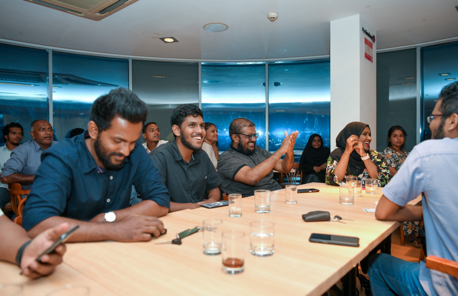 "މިހާރު" އަށް ހަ އަހަރު ފުރުން ފާހަގަ ކުރުމަށް ސޯލްޓް ރެެސްޓޯރަންޓްގައި ބޭއްވި ހަފުލާގައި "މިހާރު"ގެ މުވައްޒަފުން ބައިވެރިވަނީ.-- ފޮޓޯ: ފަޔާޒު މޫސާ /މިހާރު