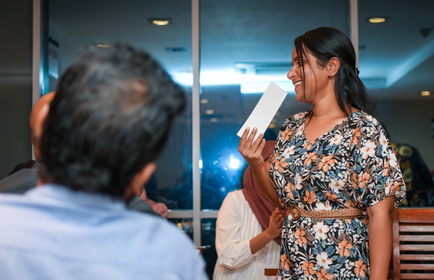 "މިހާރު" އަށް ހަ އަހަރު ފުރުން ފާހަގަ ކުރުމަށް ސޯލްޓް ރެސްޓޯރަންޓްގައި ބޭއްވި ހަފުލާގައި ވީޑިއޯ އެޑިޓަރު އަމާނީ ގުރުއަތުގައި ބައިވެރިވަނީ.--- ފޮޓޯ: ފަޔާޒު މޫސާ /މިހާރު