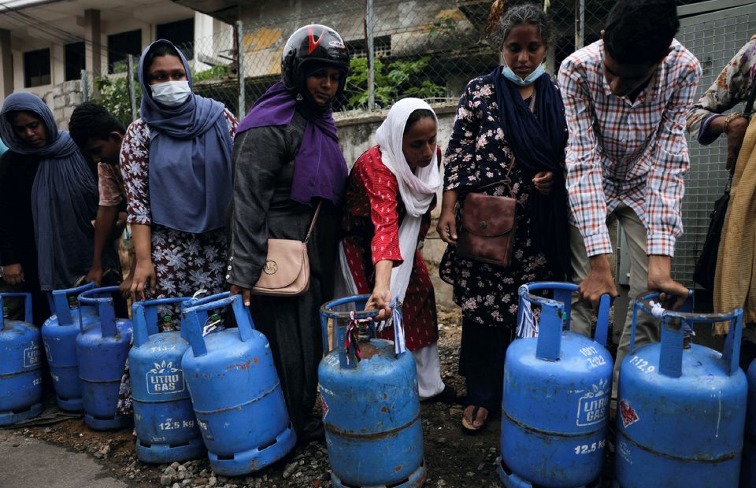 ލަންކާ ރައްޔިތުން ގޭސް ގަންނަން ކިއޫ ހަދާފައި ---ފޮޓޯ: ފައިލް ފޮޓޯ