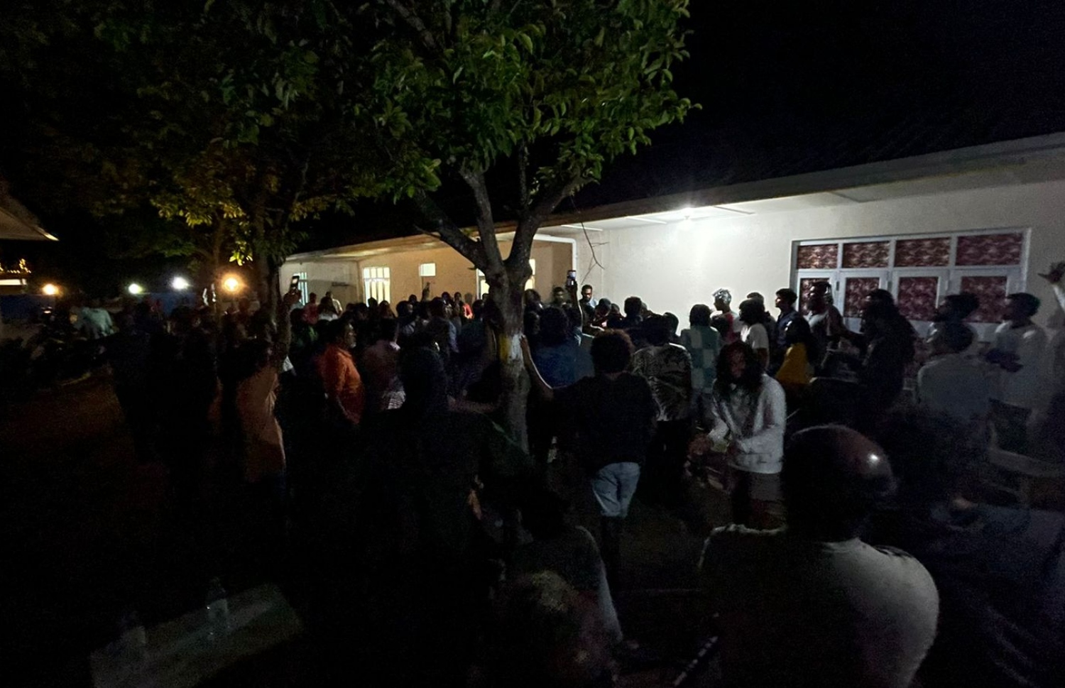 ކެނދިކުޅުދޫ ރައްޔިތުން ކައުންސިލް އިދާރާ ދޮށަށް އެއްވެ އަޑުގަދަކުރަނީ.