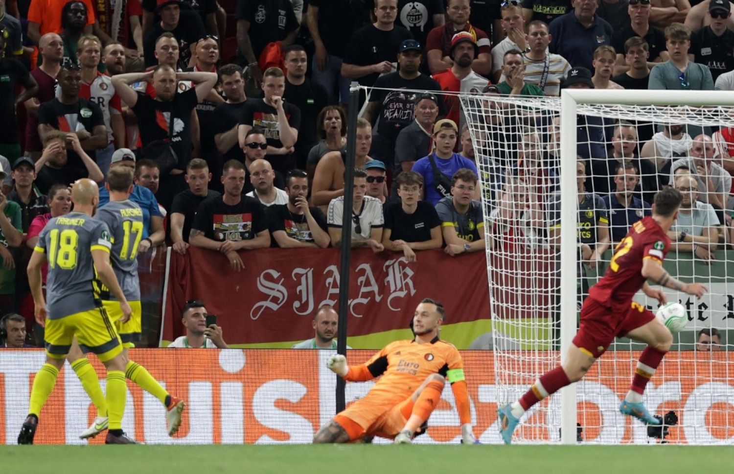 ރޯމާގެ ޒަނިއޮލޯ (ކ)، އެޓީމުގެ ހަމައެކަނި ލަނޑު ޖަހަން ފެޔެނޫޑްގެ ގޯލަށް ބޯޅަ ފޮނުވާލުމަށް ފަހު.-- ފޮޓޯ: އޭއެފްޕީ