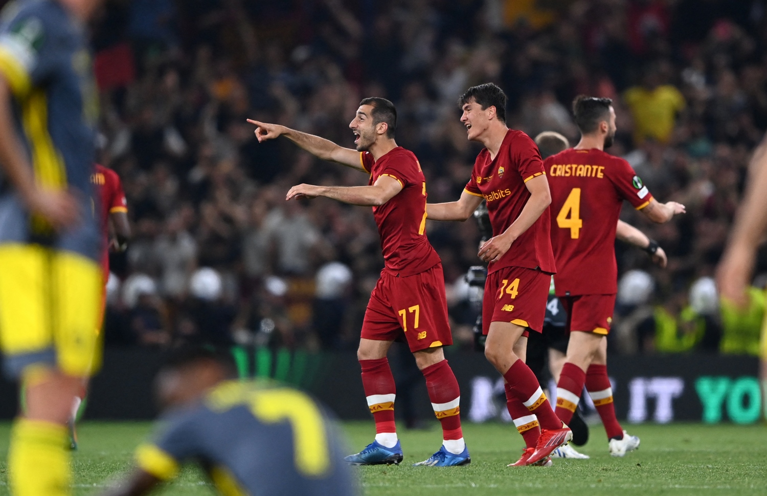 މިކިތާރިއަން (17) އާއި ރޯމާގެ ބައެއް ކުޅުންތެރިން މެޗުގެ ފުރިހަމަ ވަގުތު ހަމަވުމުން އުފާފާޅުކުރަނީ.-- ފޮޓޯ: އޭއެފްޕީ